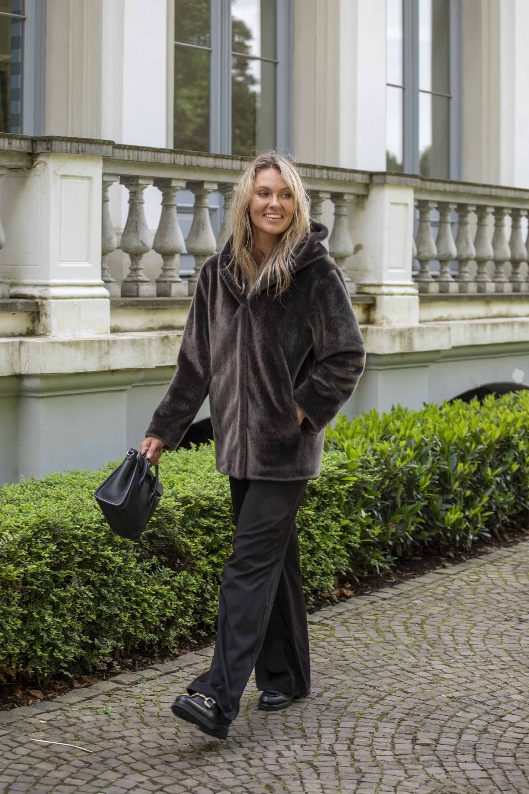 Kunstfell Jacke in Dunkel-Oliv - Petite M.