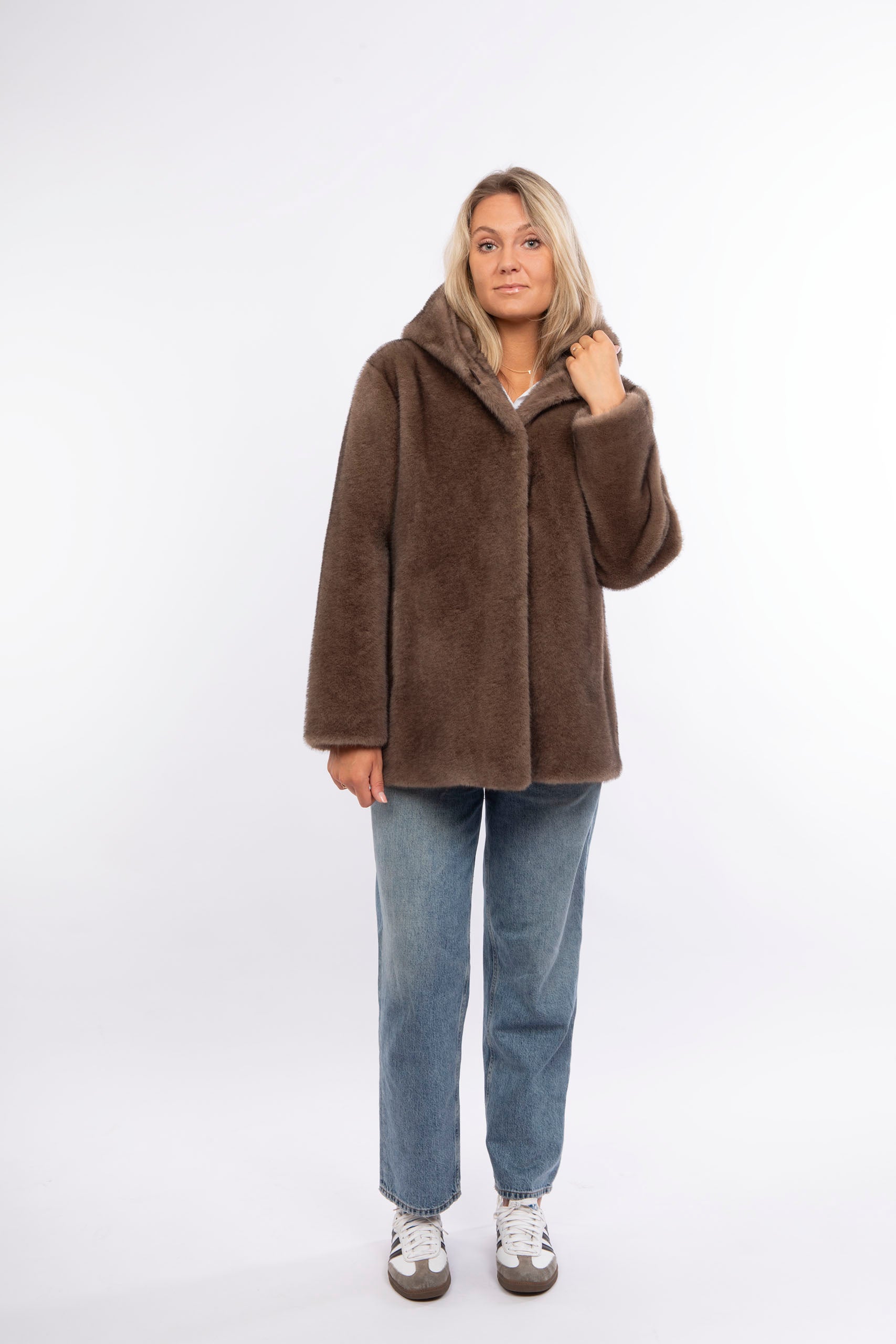 Kunstpelzjacke in Dark Taupe - Petite M.