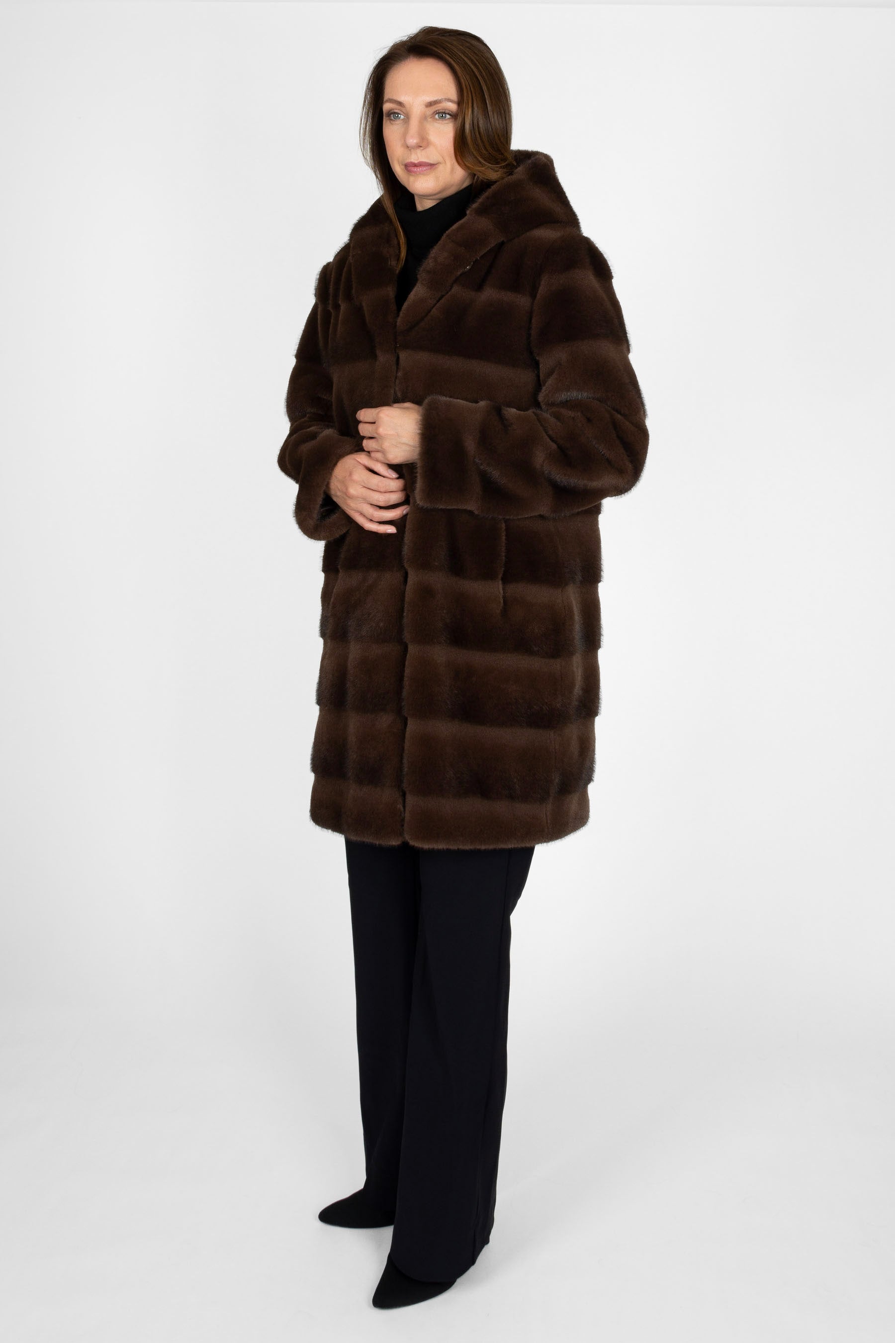 Seitenprofil des Damenmantels in Braun mit Nerz-optik und Kapuze