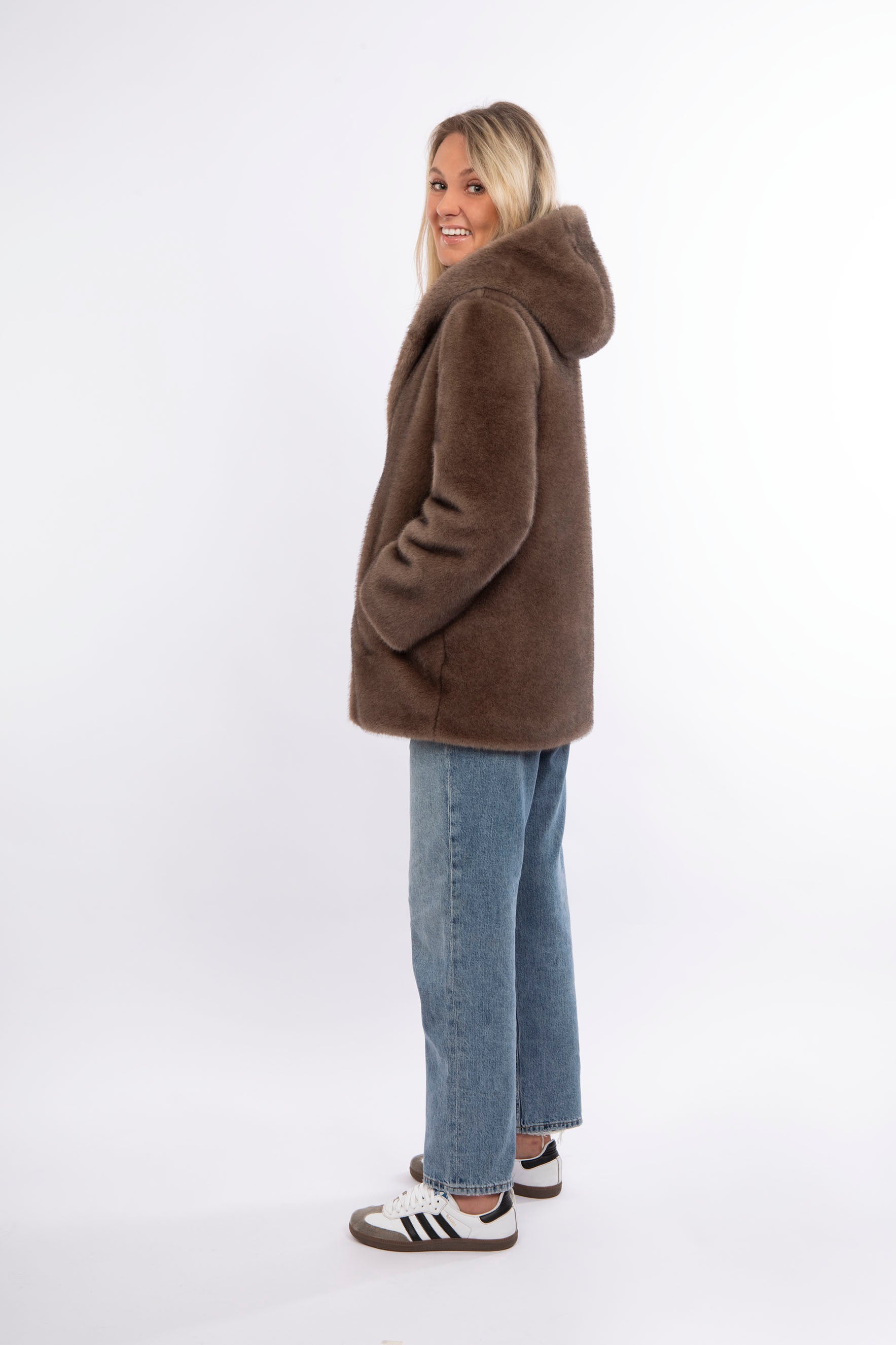 Kunstpelzjacke in Dark Taupe - Petite M.