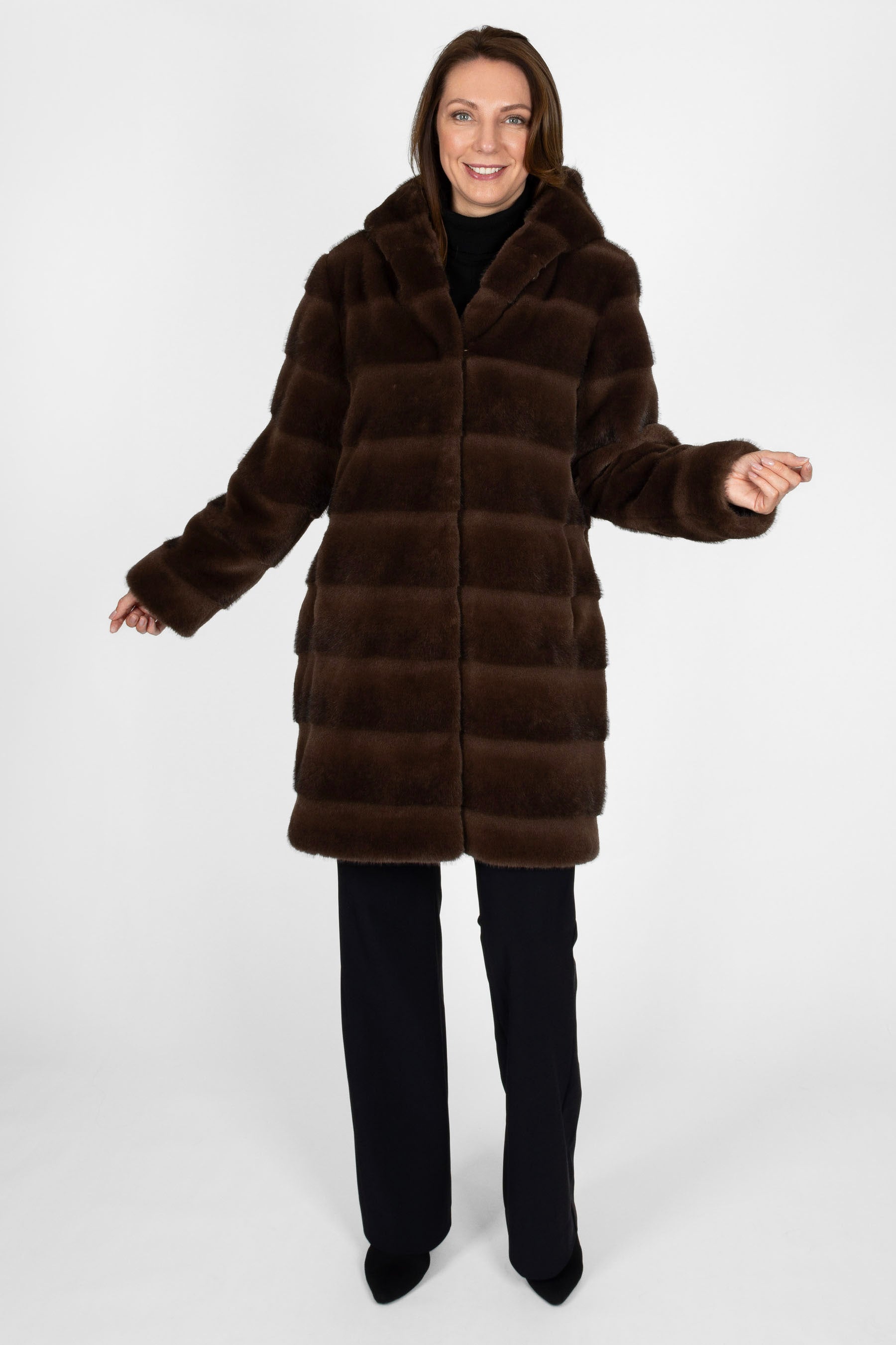 Kunstfell Nerz Mantel Damen in Braun mit Kapuze, Pelzhaken und Halsknopf, Vorderansicht