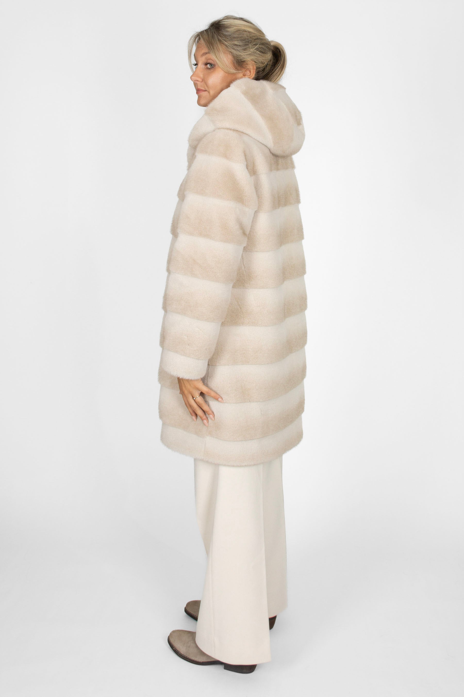Seitenprofil des Damenmantels in Ecru mit Lammfelloptik und Kapuze