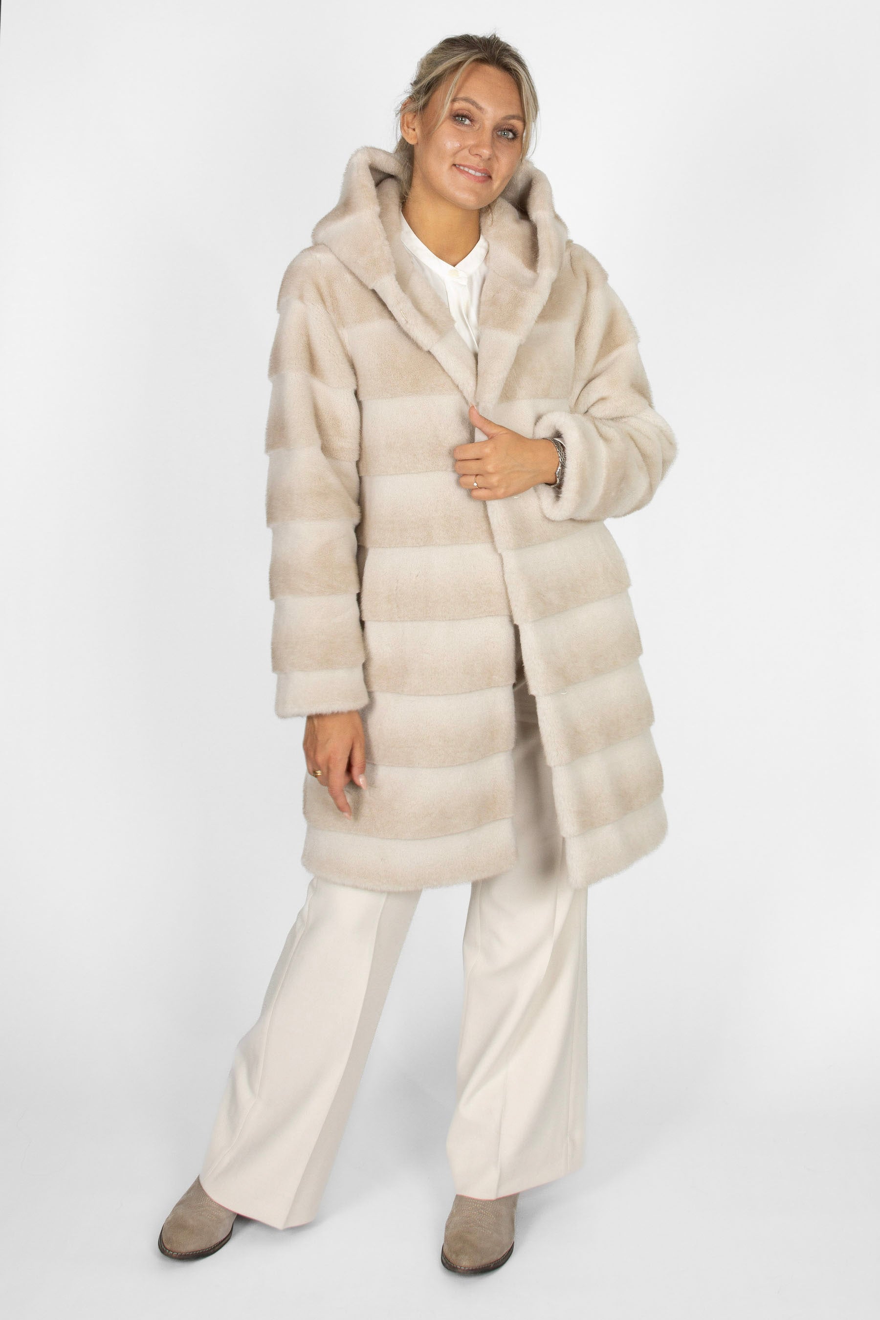 Lammfell Mantel Damen in Ecru mit Kapuze, Pelzhaken und Halsknopf, Vorderansicht