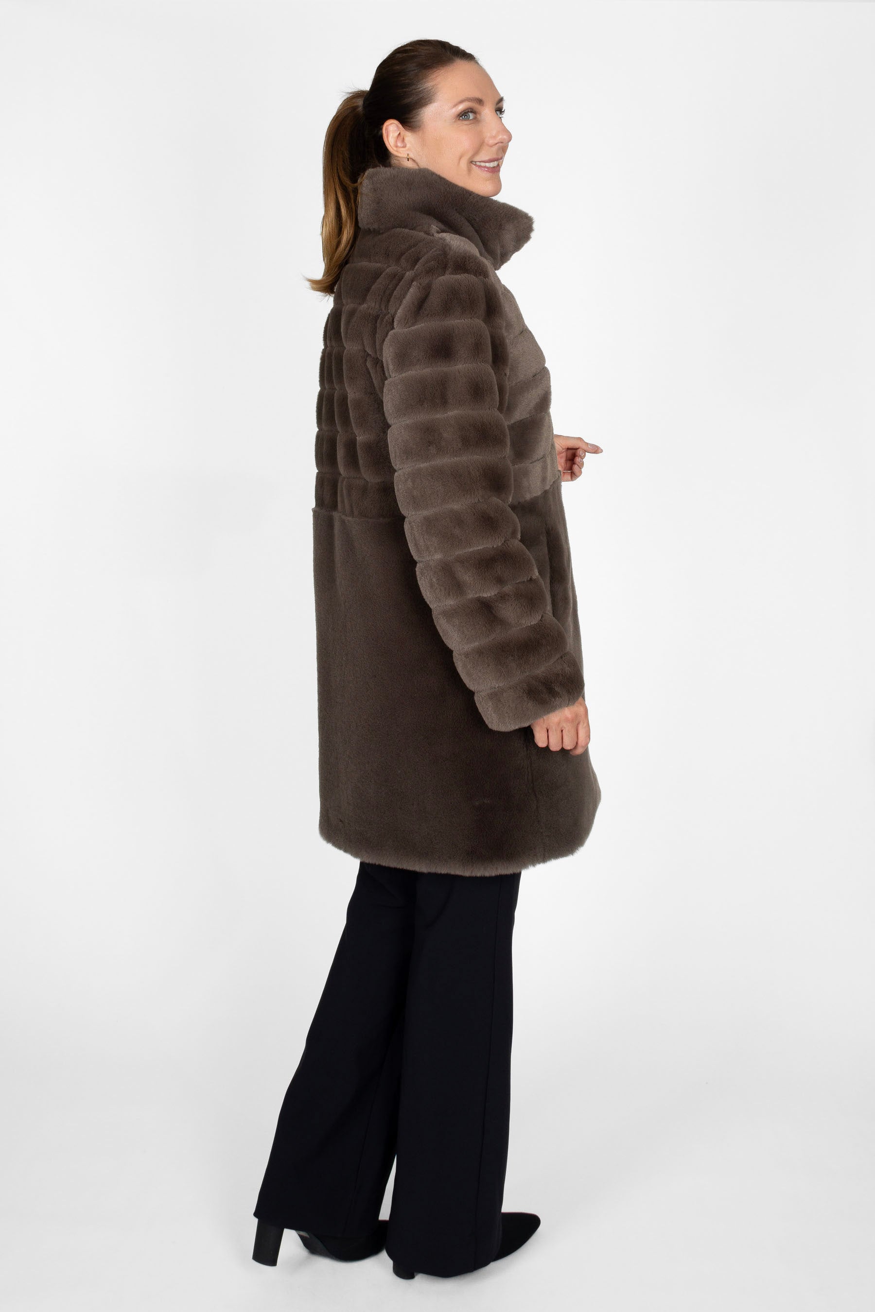 Kurzer Kunstfellmantel in Dunkeltaupe mit Stehkragen und Pelzhakenverschluss, 90 cm lang