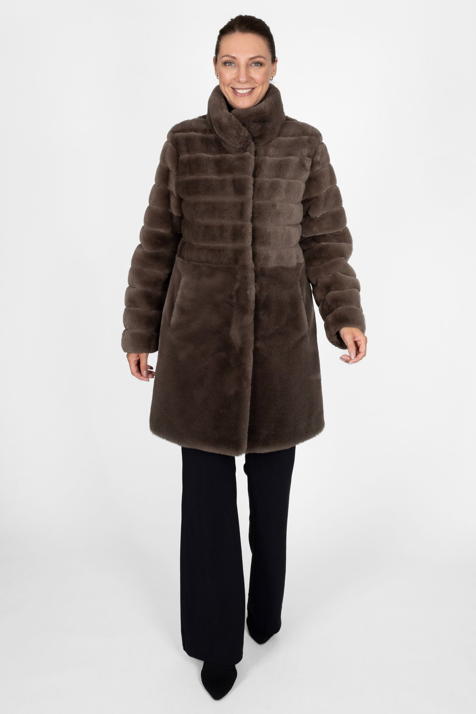 Kurzer Kunstfellmantel in Dunkeltaupe mit Stehkragen und Pelzhakenverschluss, 90 cm lang