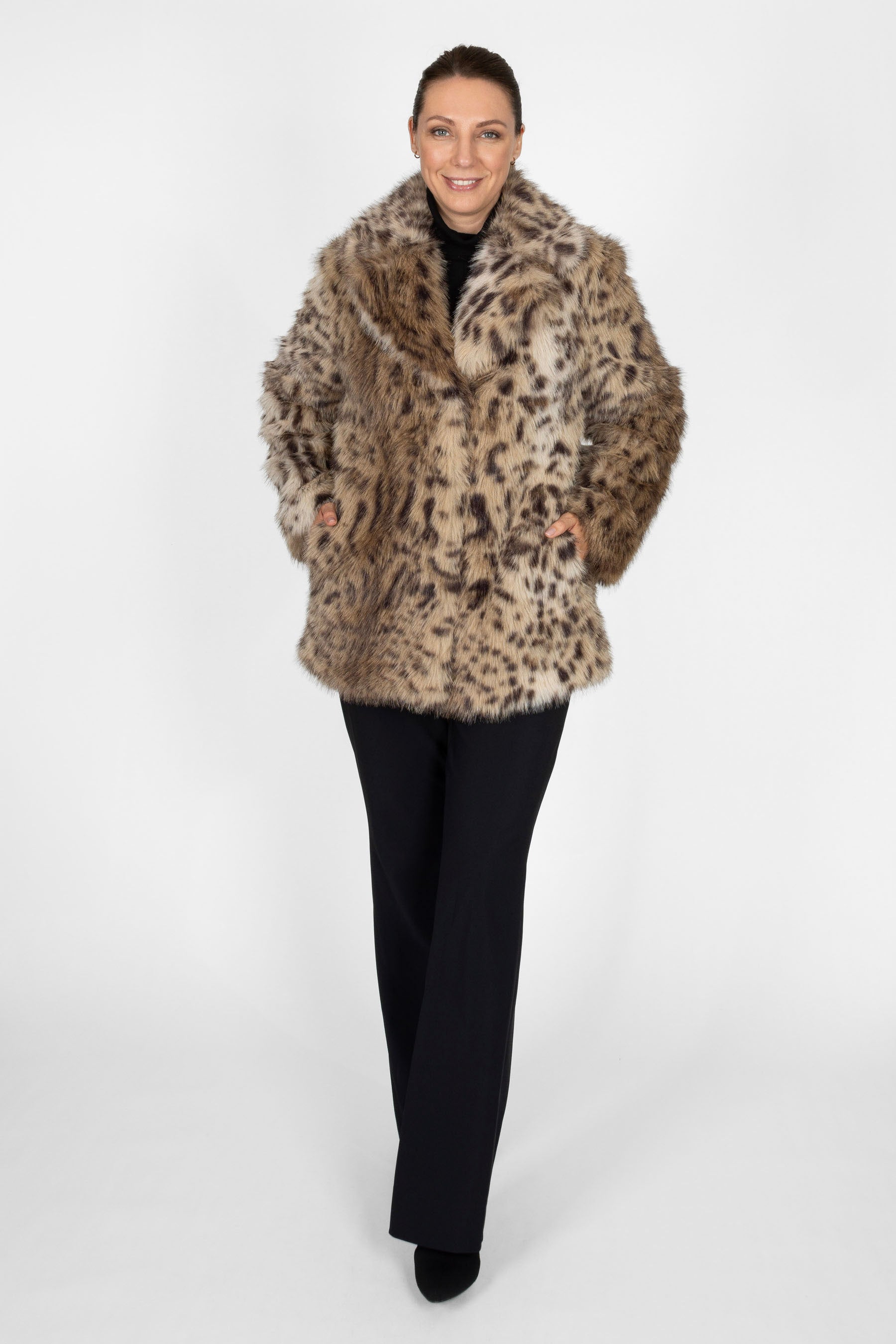 Tierfreie Kunstpelzjacke für Damen mit Leo-Muster in Mixed Brown, vorne fotografiert