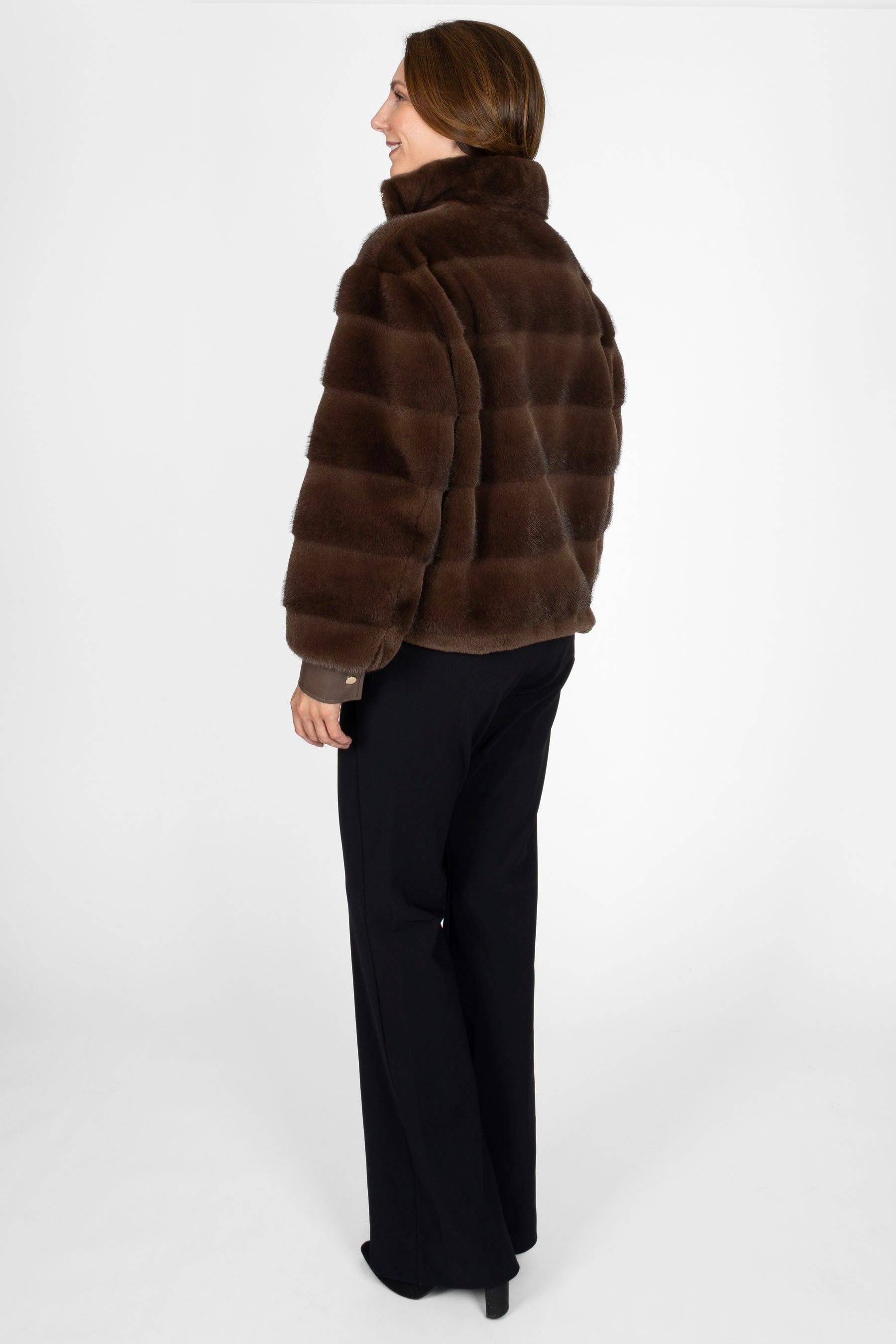 Seitenansicht der kurzen Damenjacke in Nerzoptik, Ecru mit Farbverlauf und lockerem Schnitt