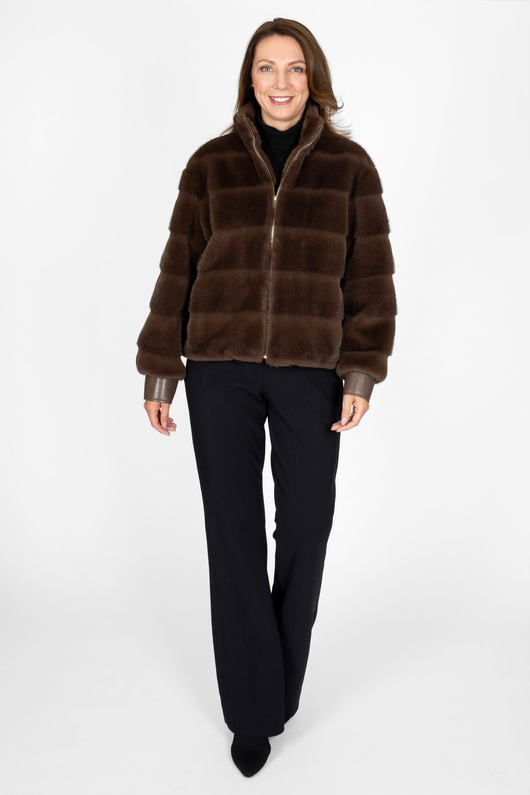 Kurze Damenjacke in Nerzoptik, Braun mit Farbverlauf und Reißverschluss, Vorderansicht