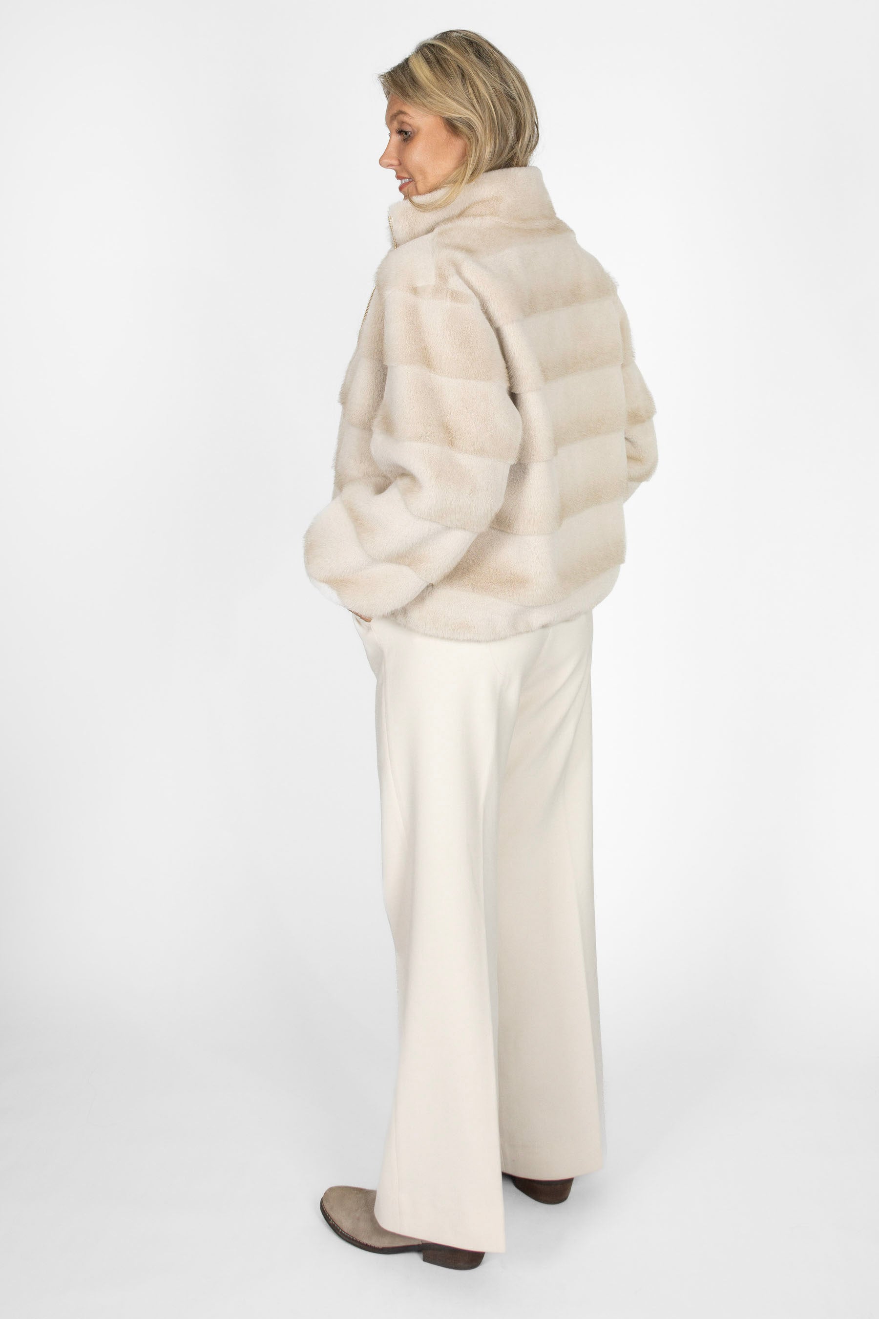 Seitenansicht der kurzen Damenjacke in Nerzoptik, Ecru mit Farbverlauf und lockerem Schnitt