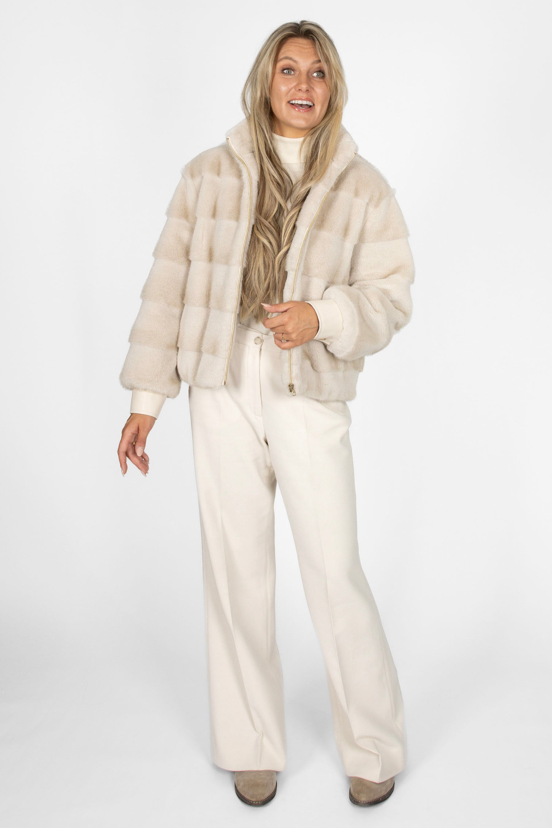 Kurze Damenjacke in Nerzoptik, Ecru mit Farbverlauf und Reißverschluss, Vorderansicht