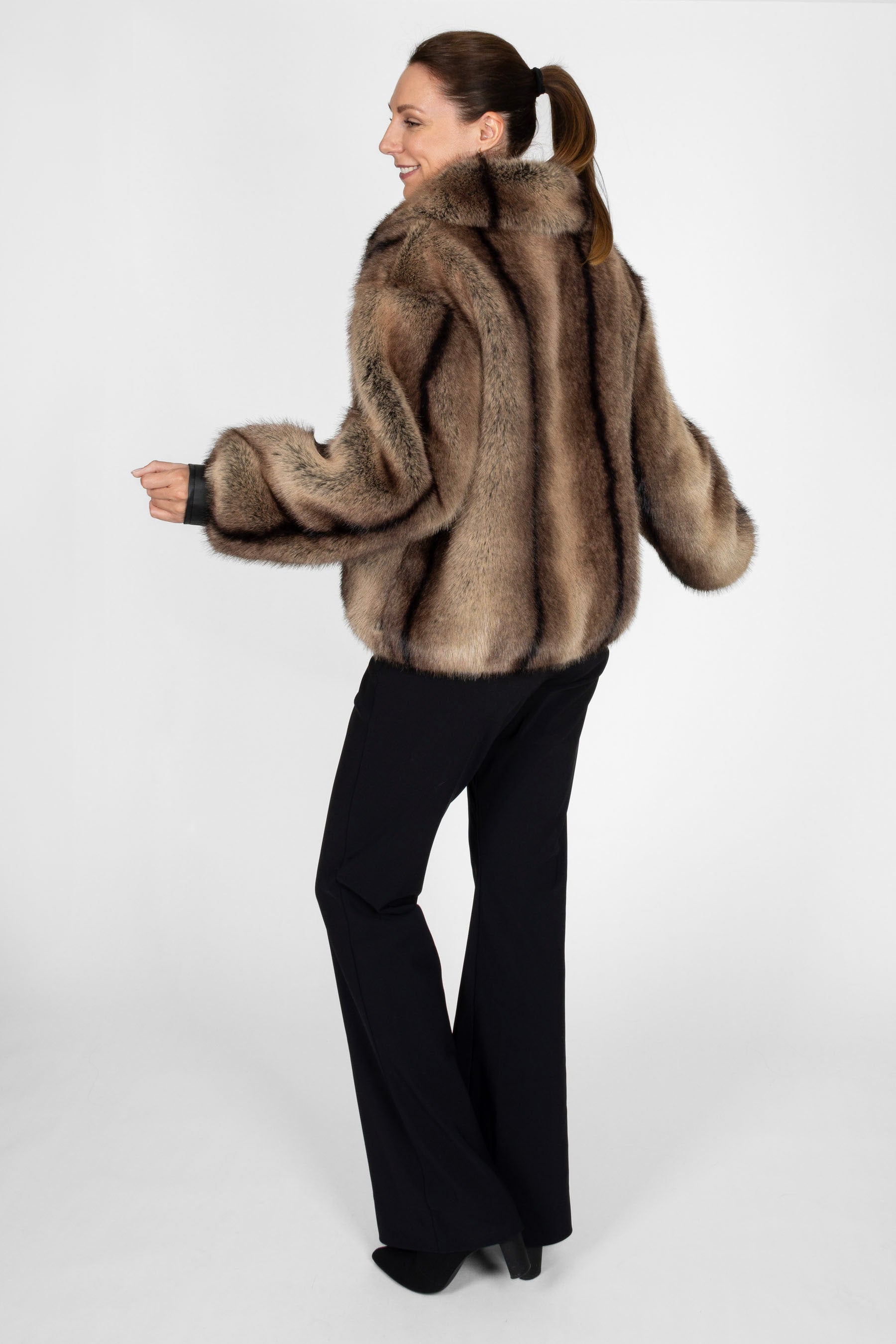 Seitenansicht des kurzen Damen-Blousons in Mixed Brown mit Nerzoptik und Eco-Lederdetails