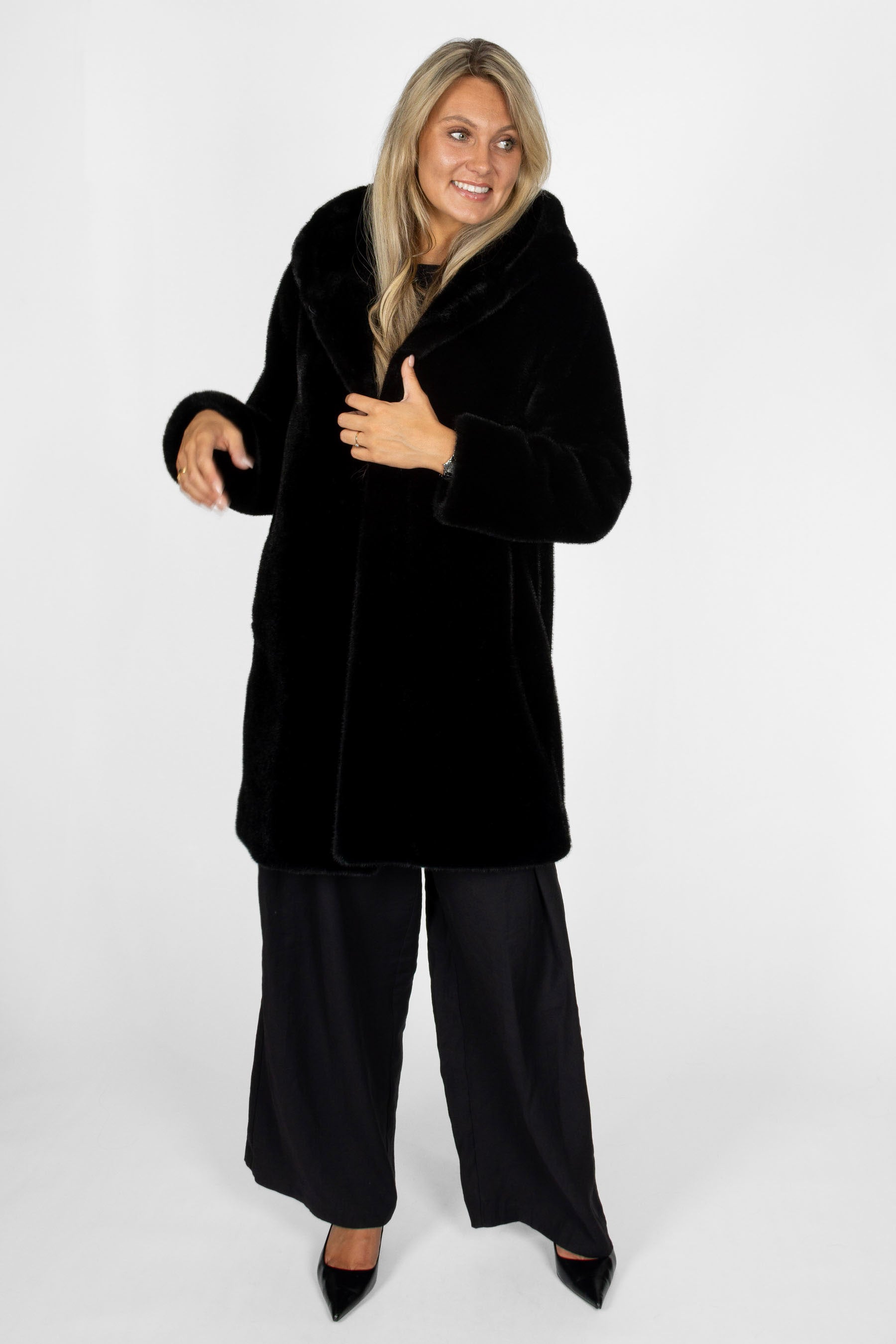 Kurzmantel Damen Schwarz aus Pelzimitat in Nerzoptik mit Kapuze und Pelzhaken, Vorderansicht