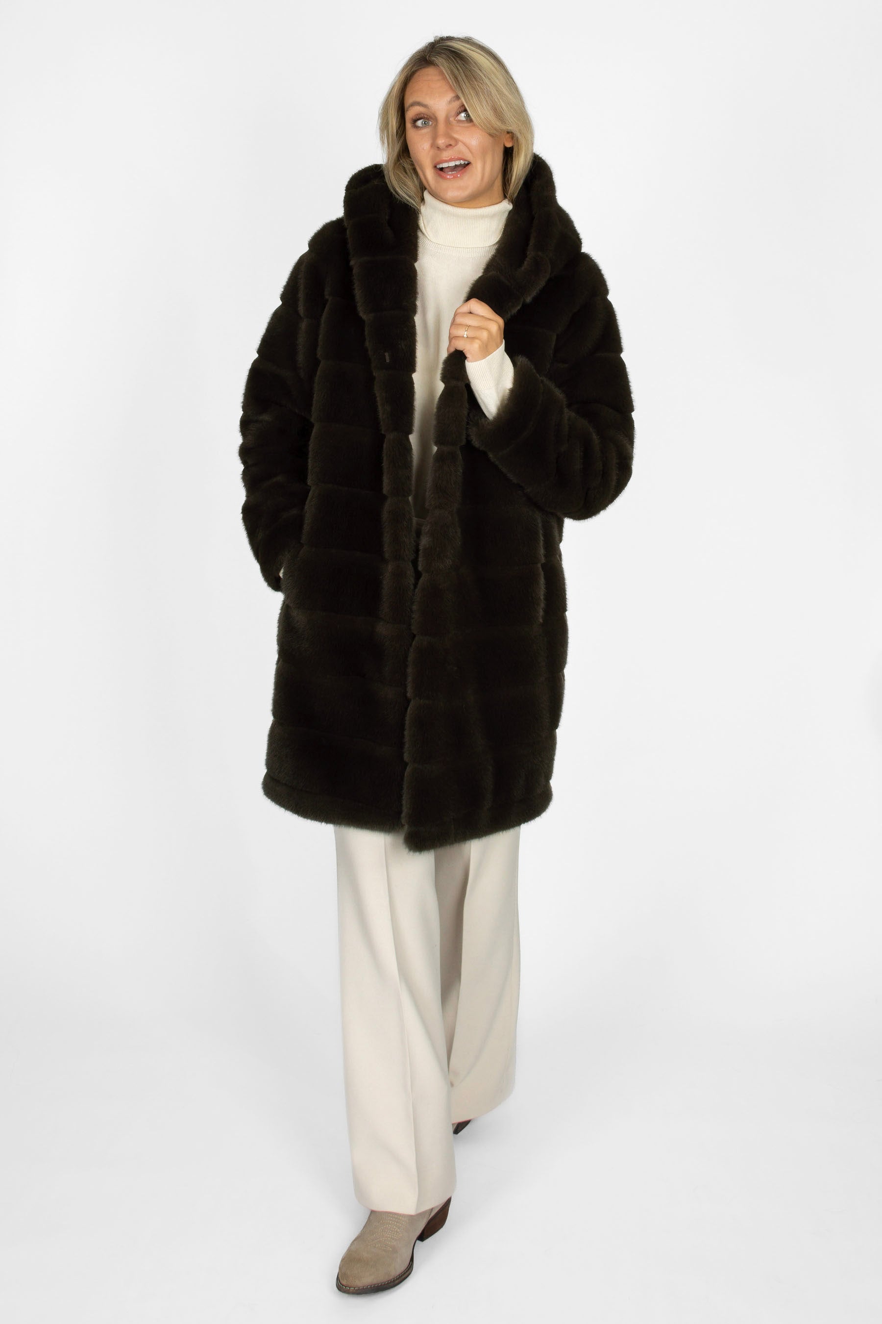 Nerzoptik Mantel Damen in Olivbraun mit Kapuze, Pelzhaken und Halsknopf, Vorderansicht