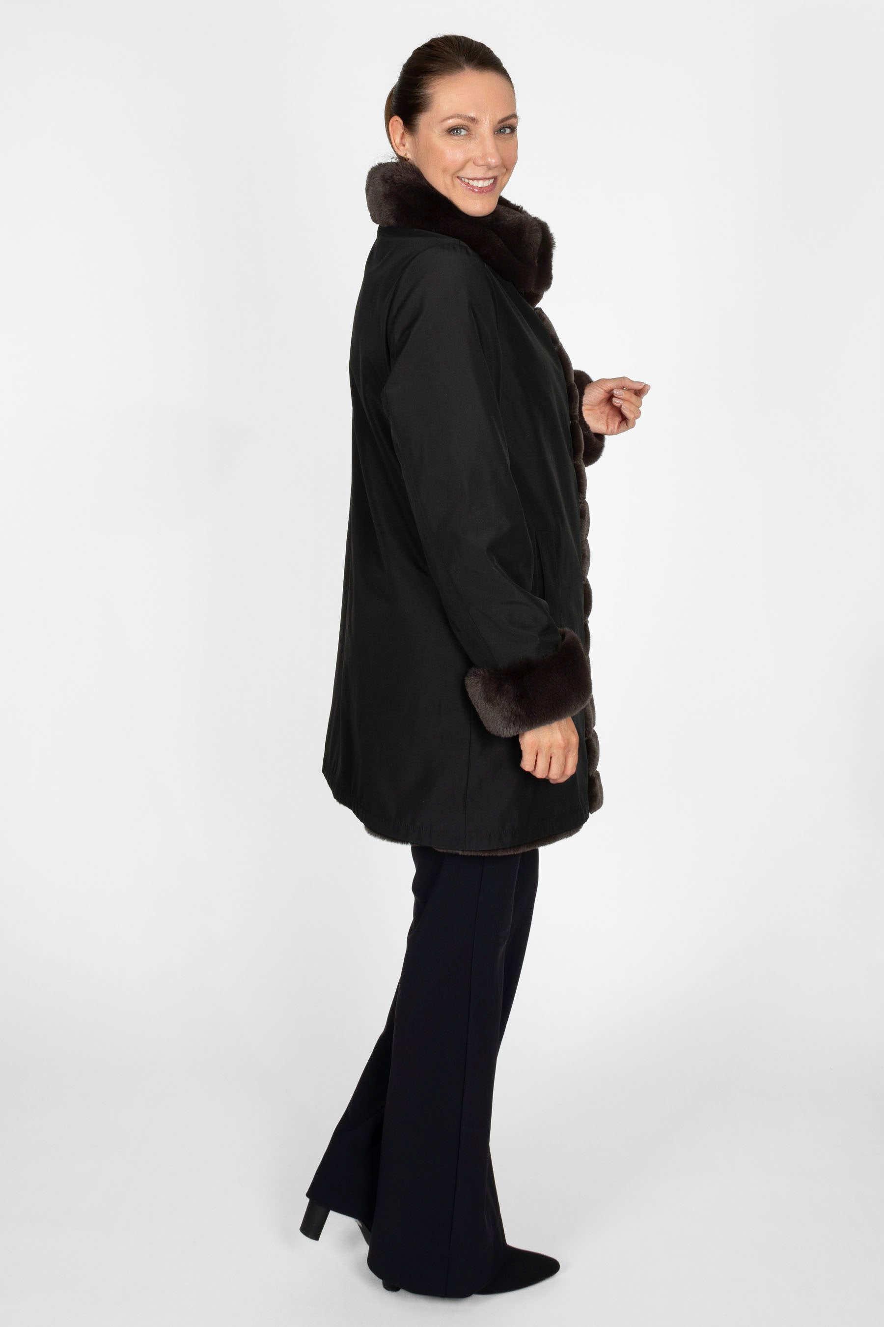 Damen Wendejacke in Schwarzbraun, Pelzoptik, Stehbordkragen, 90 cm, Seitenansicht