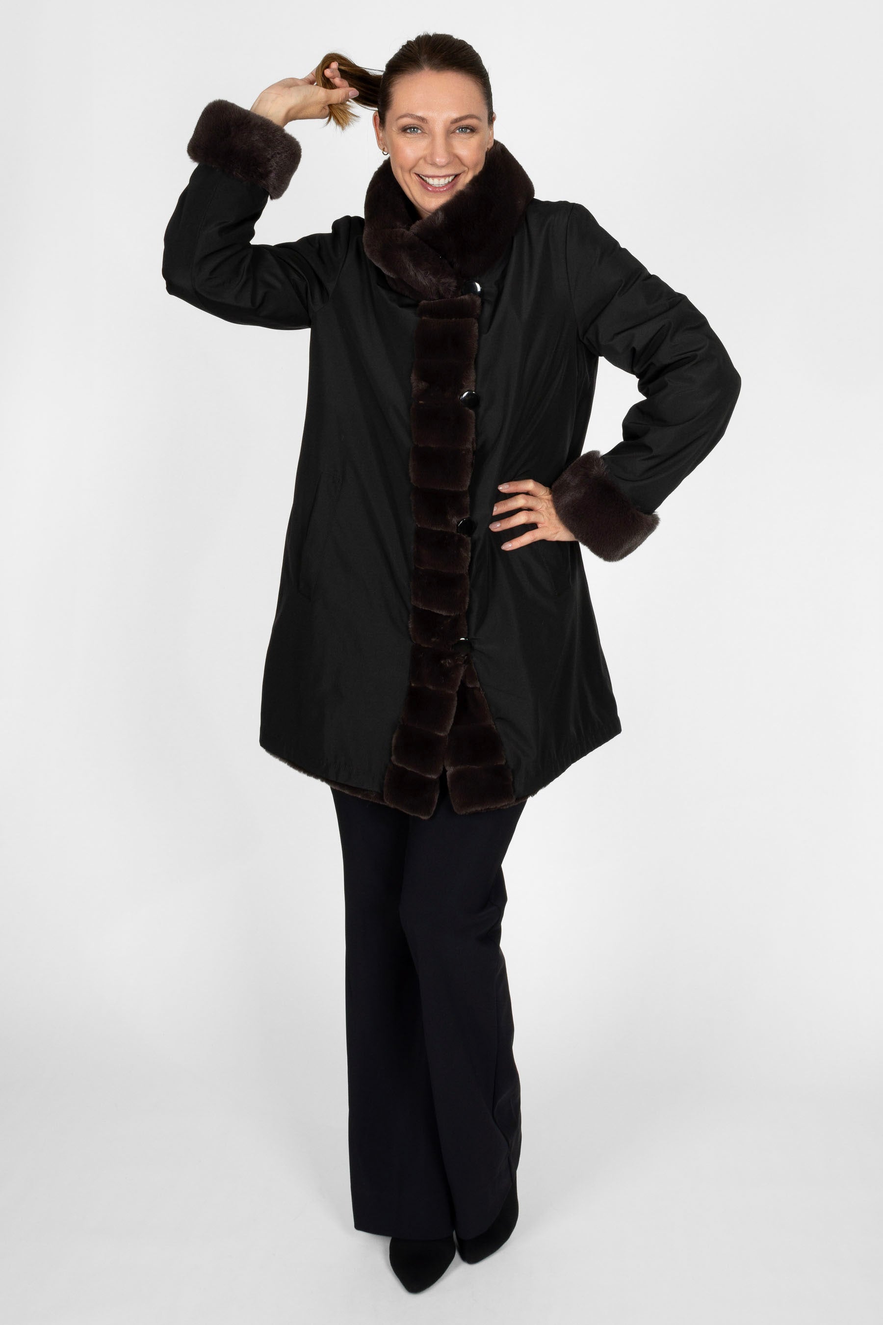 Wendejacke Damen in Schwarzbraun, Pelzoptik, Stehbordkragen, 90 cm, Vorderansicht