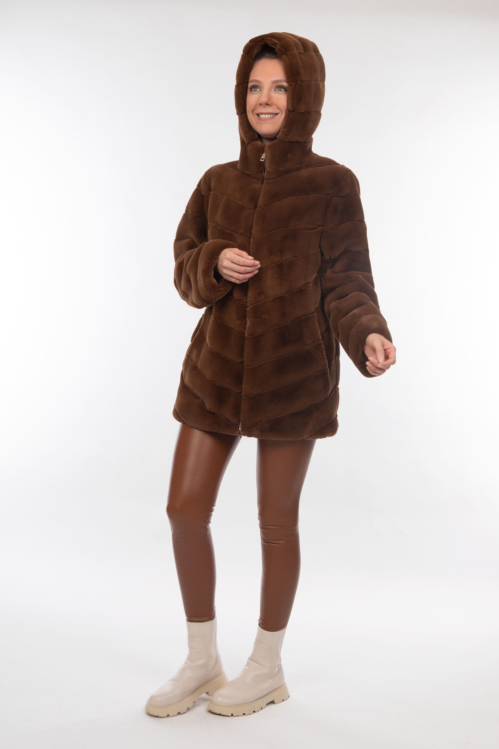 Fake fur Jacke mit Kapuze