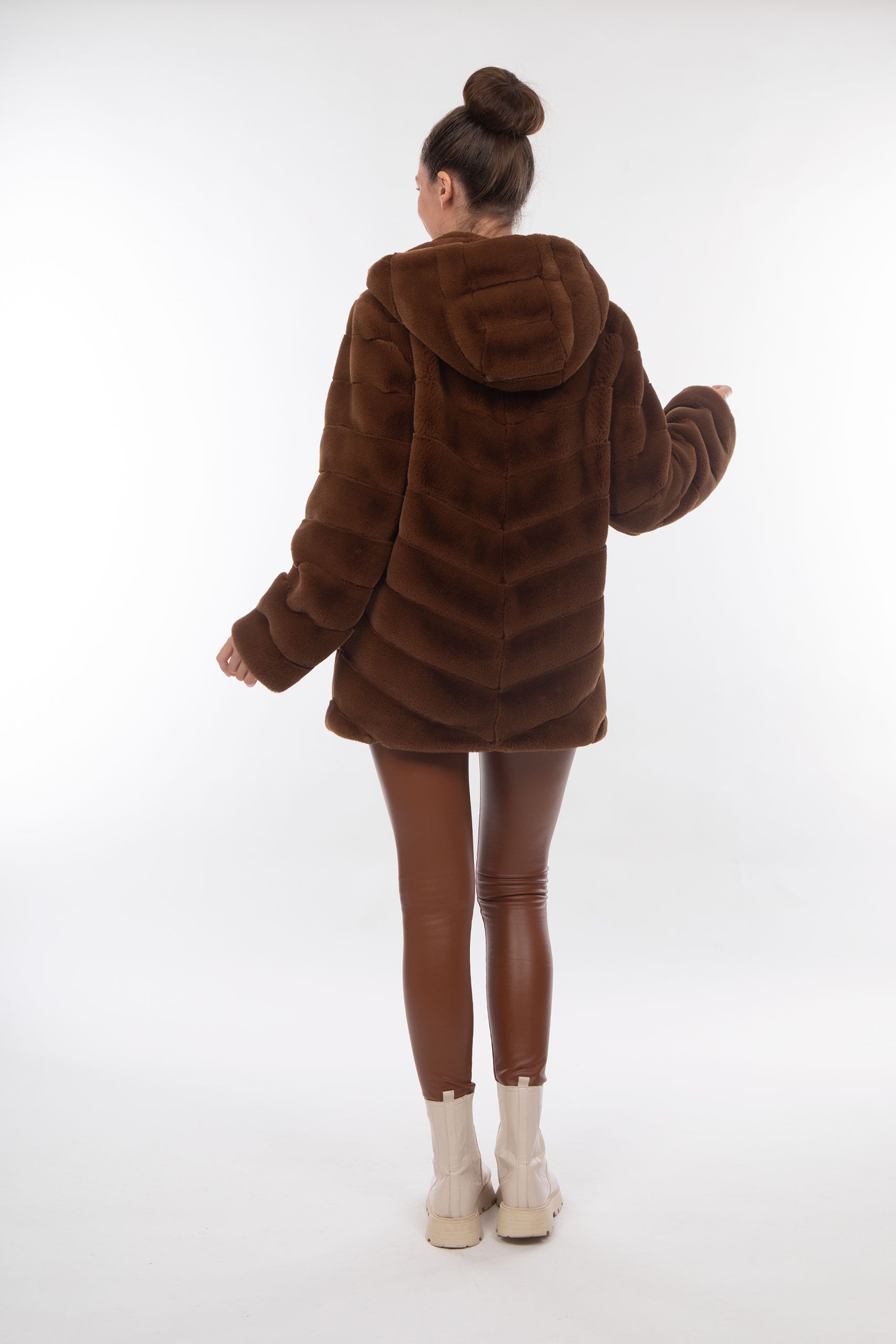 Fake fur Jacke mit Kapuze