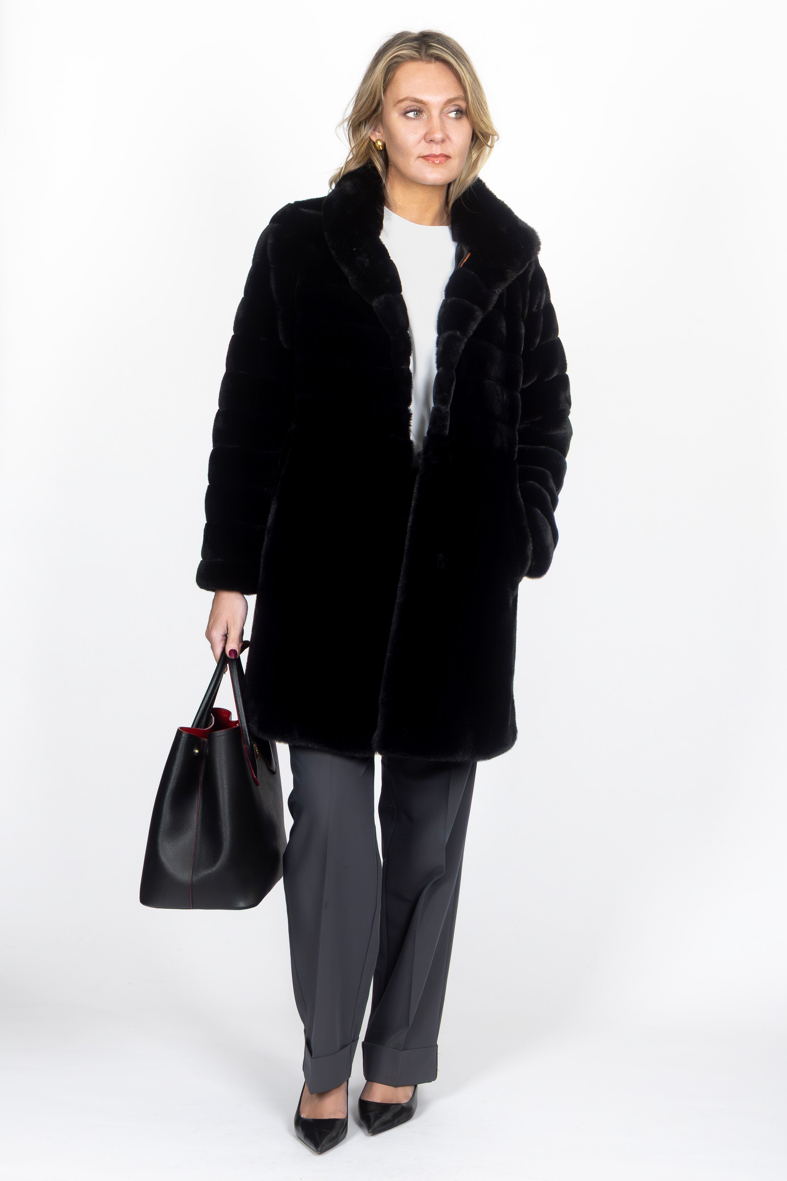 Schwarzer Damen Kunstfellmantel am Model