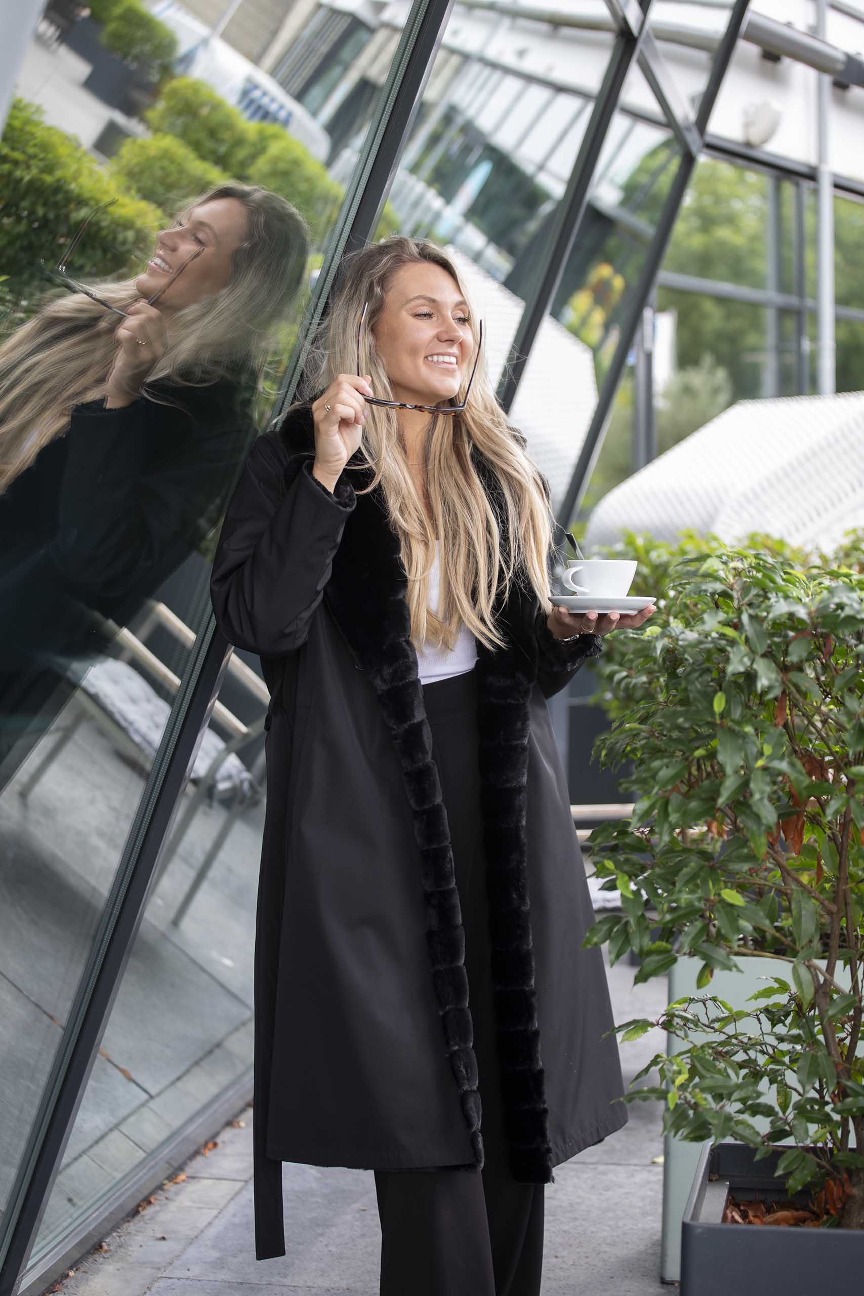 Kunstfell Trenchcoat in Schwarz - Petite M.