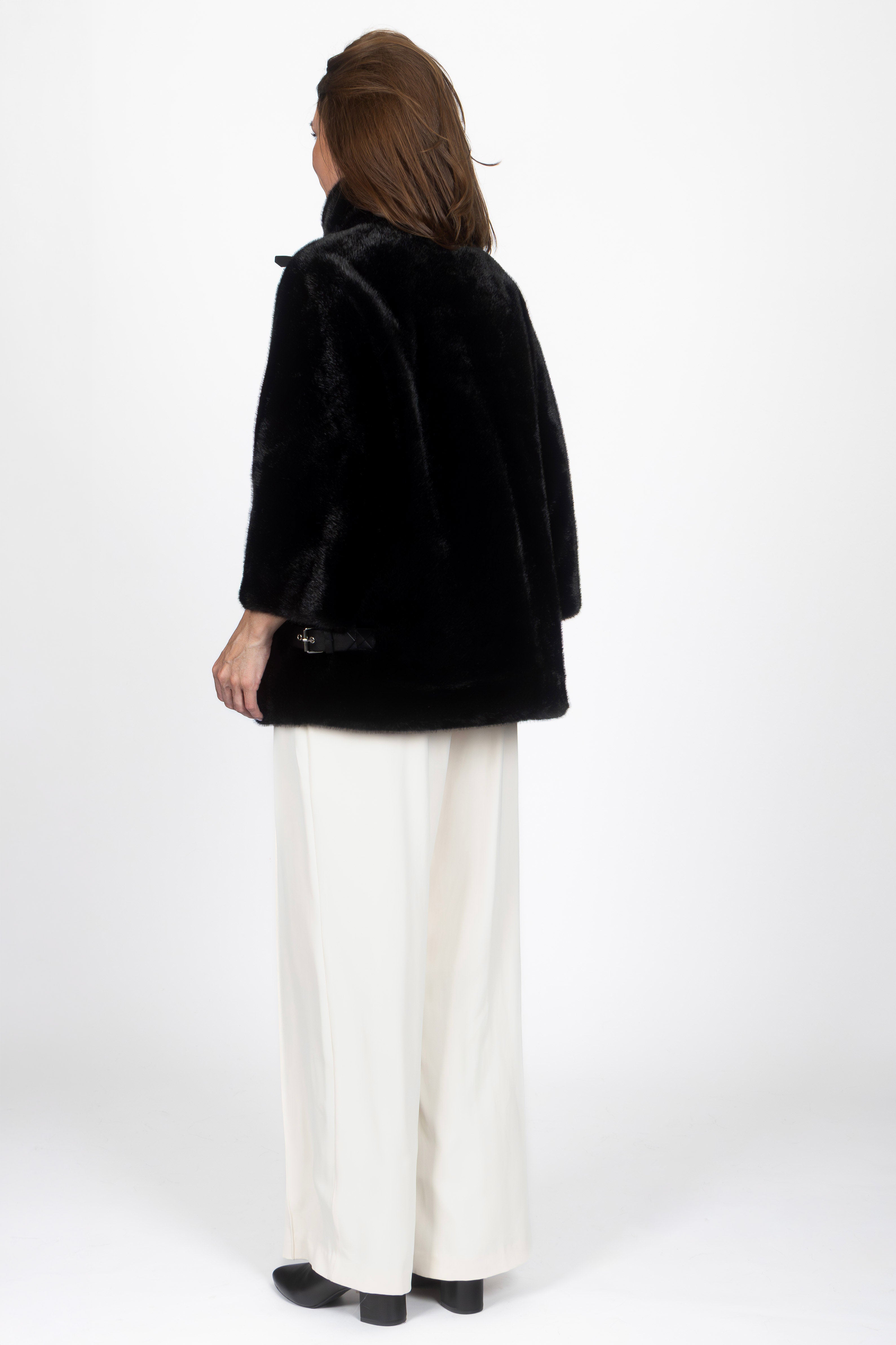 Elegante Cape-Jacke mit modernen Dreiviertelärmeln.