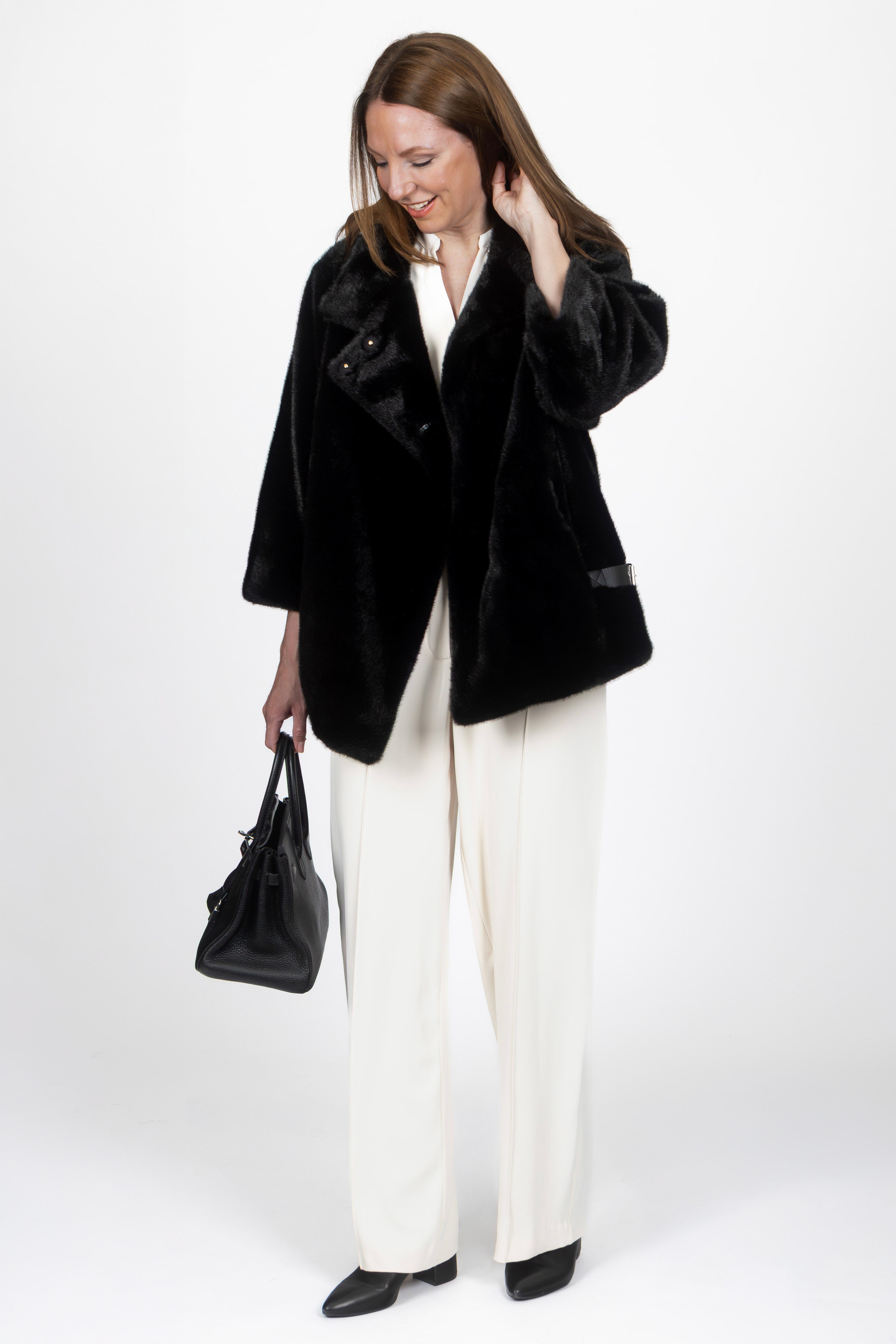 Leichte Cape-Jacke aus Kunstfell in Schwarz, Vorderansicht.