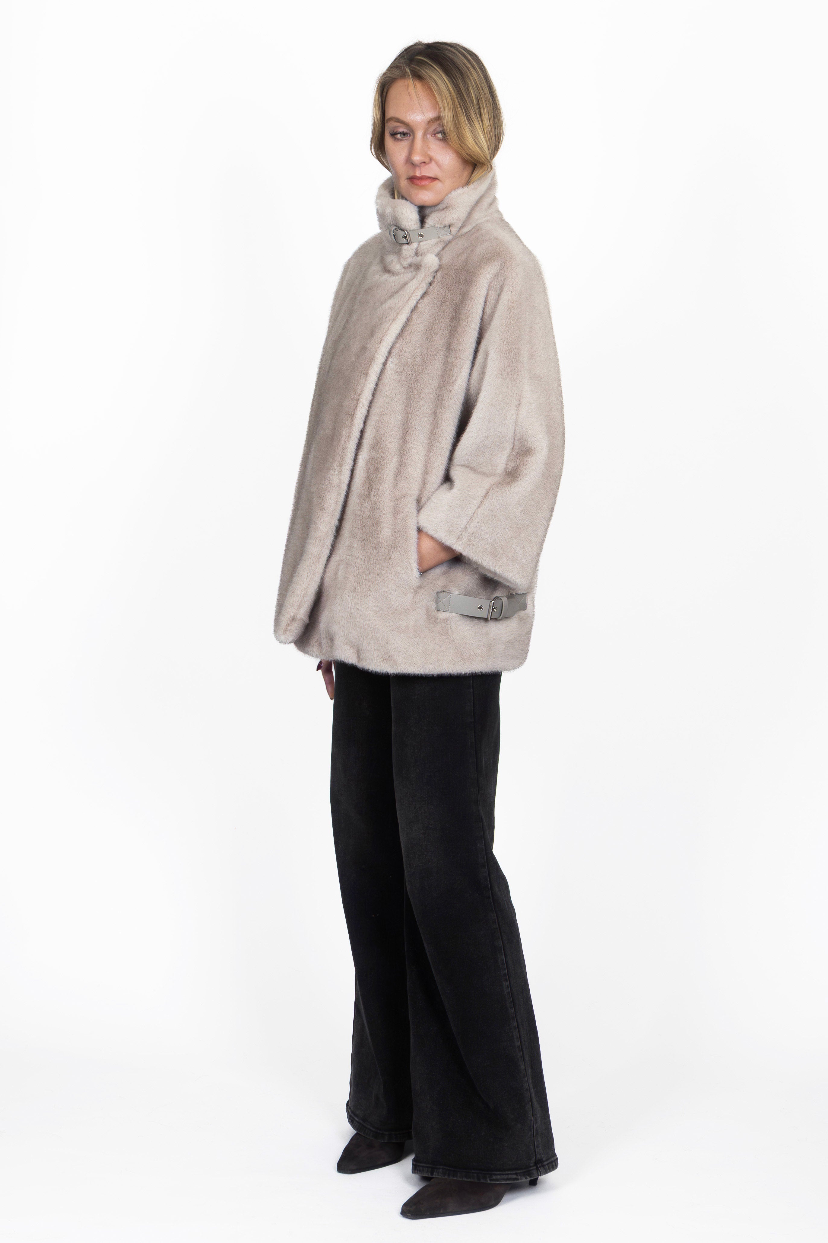 Model trägt die Cape-Jacke in Silver von der linken Seite