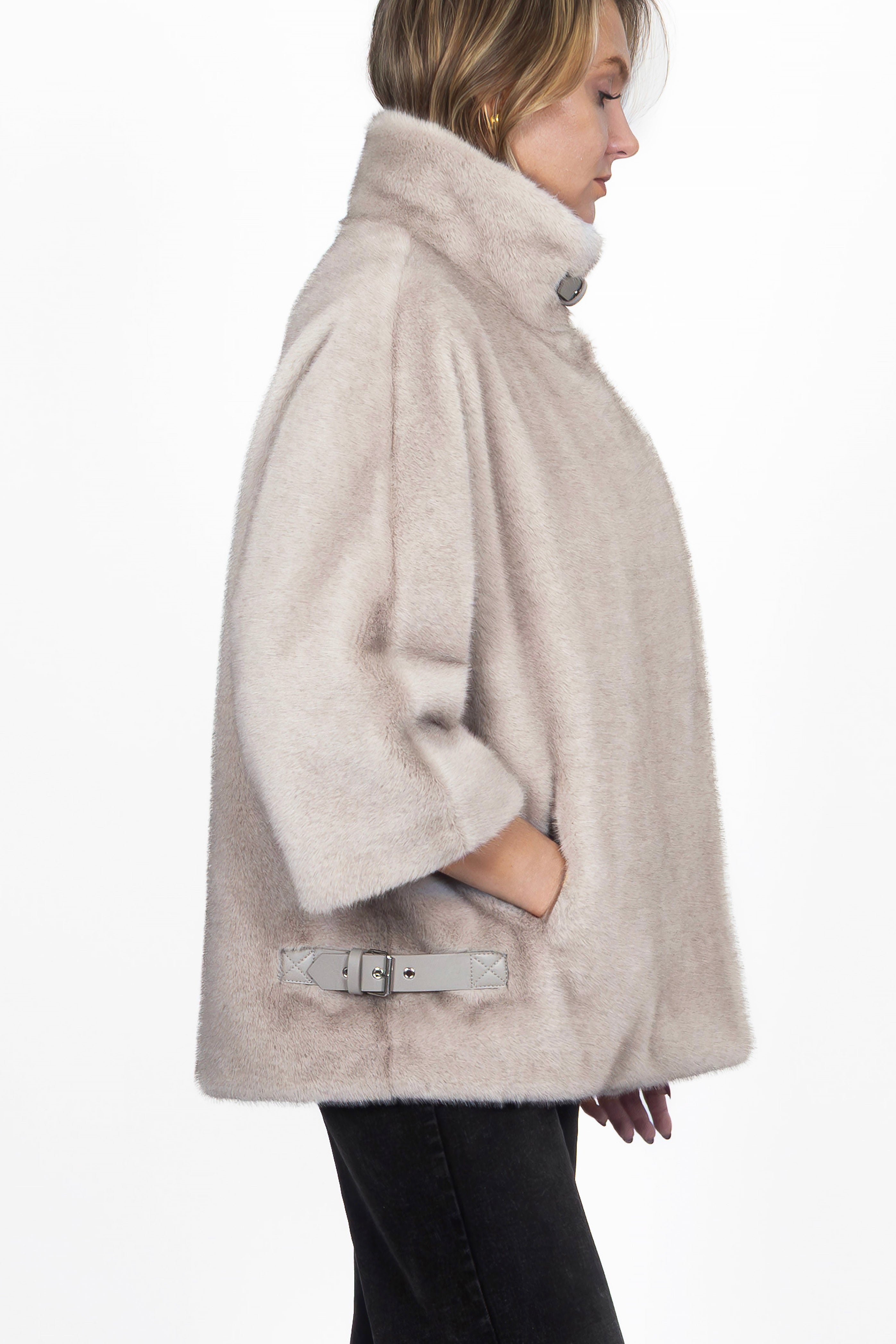 Model trägt die Cape-Jacke in Silver von der rechten Seite.