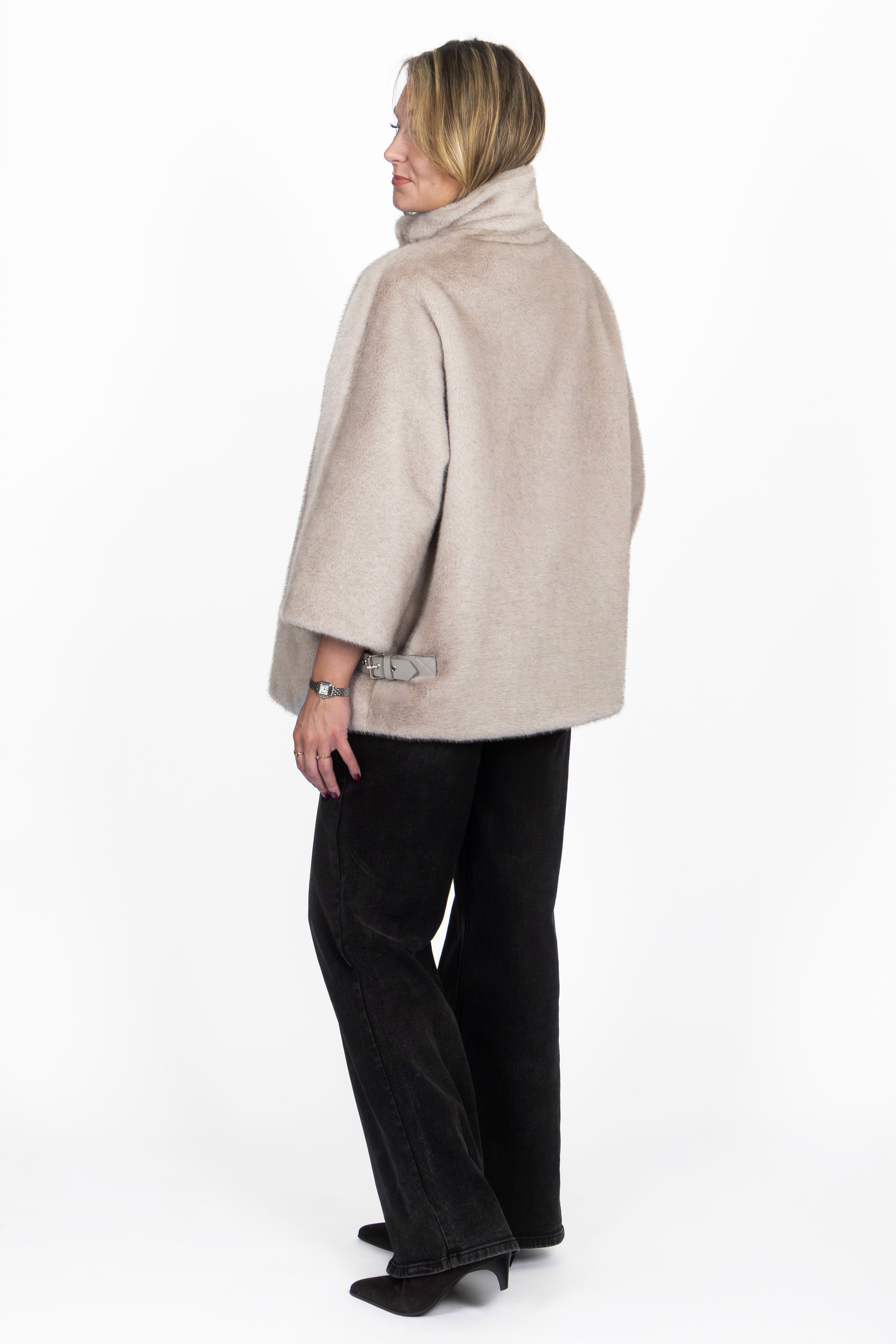 Rückansicht der eleganten Cape-Jacke in Silver