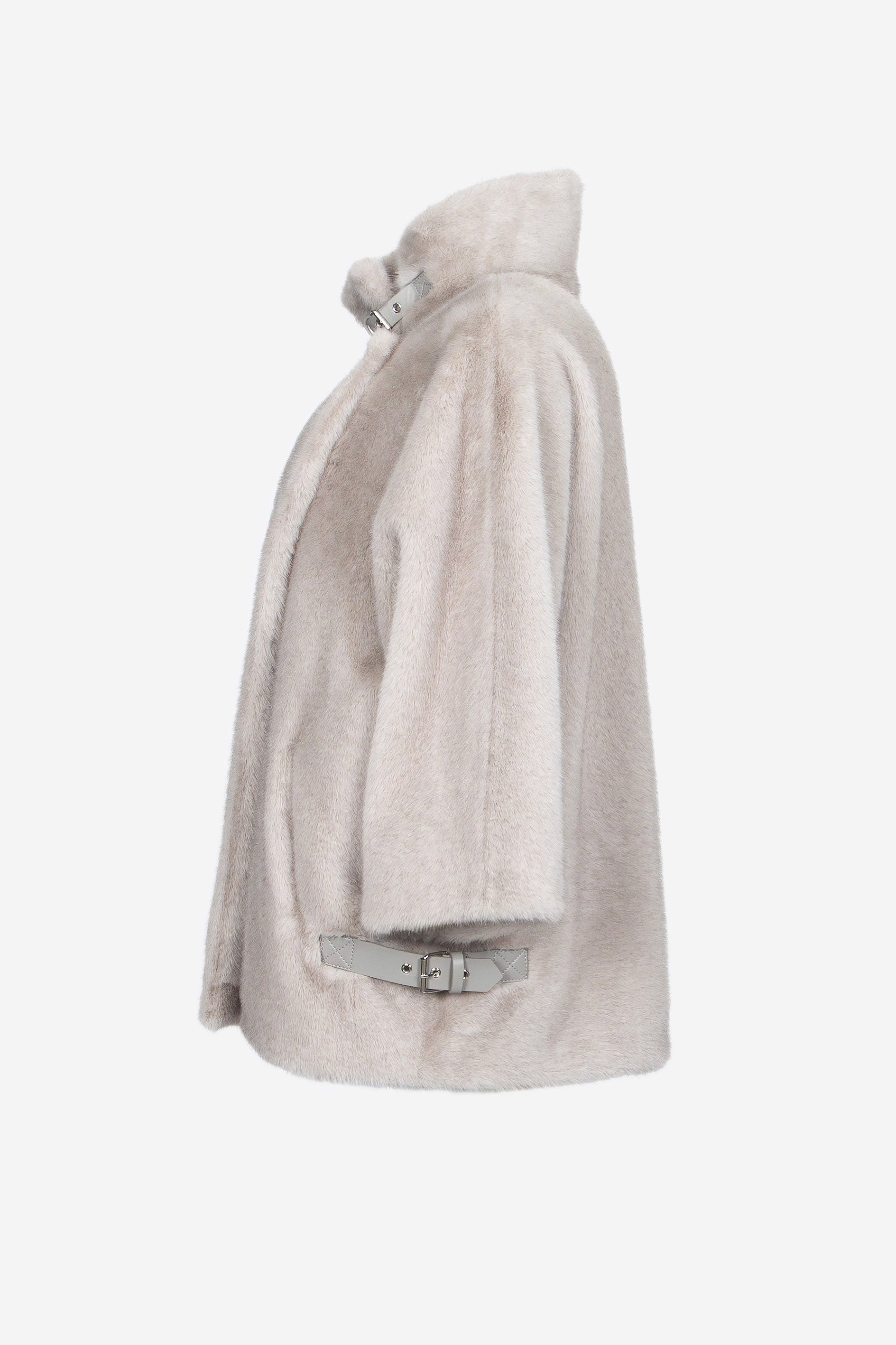 Cape-Jacke aus Kunstfell in Silver mit Dreiviertelärmeln, linkes Profil.