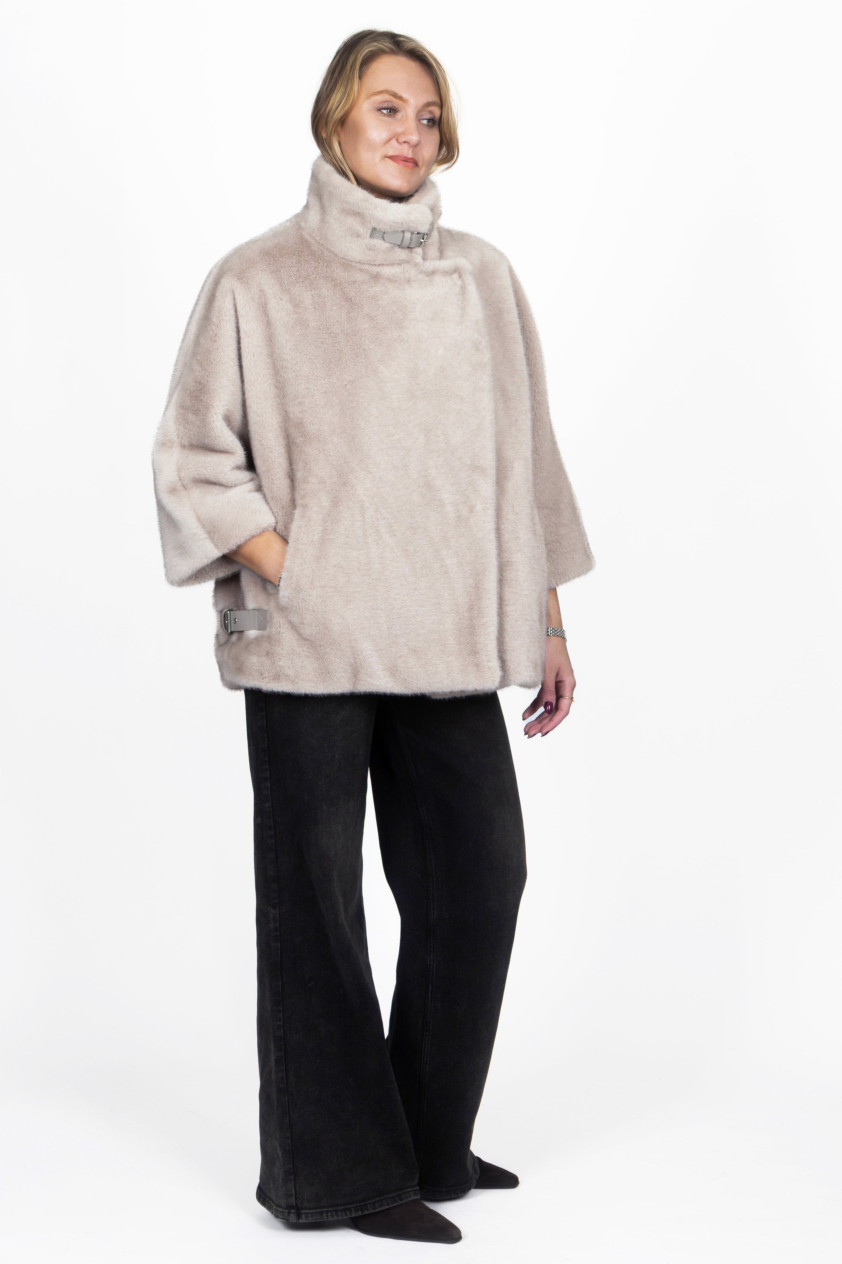 Cape-Jacke in Silver mit Dreiviertelärmeln und lockerem Fall.