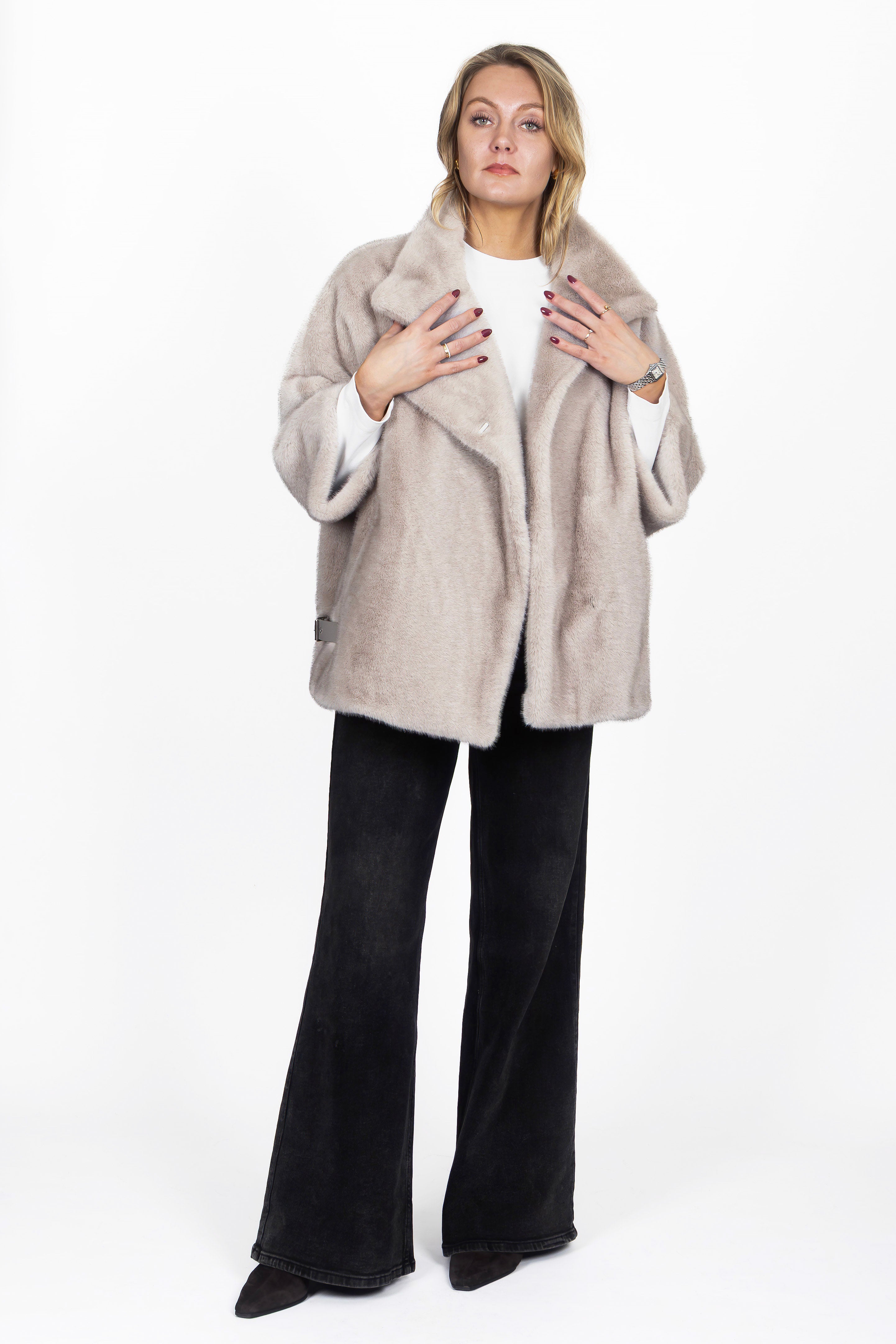 Leichte Cape-Jacke aus Kunstfell in Silver, Vorderansicht.