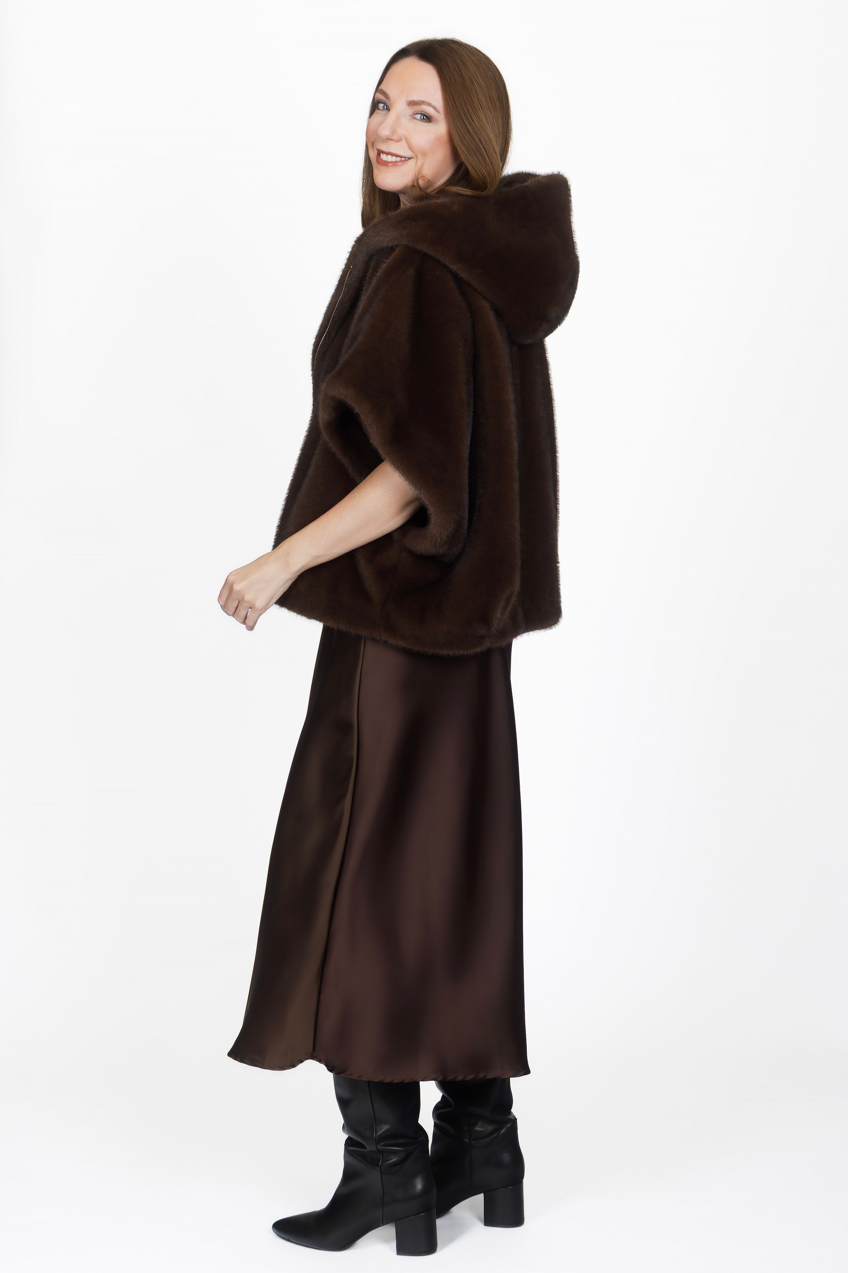 Oversized Damen-Cape in Dunkelbraun, linke Seitenansicht.