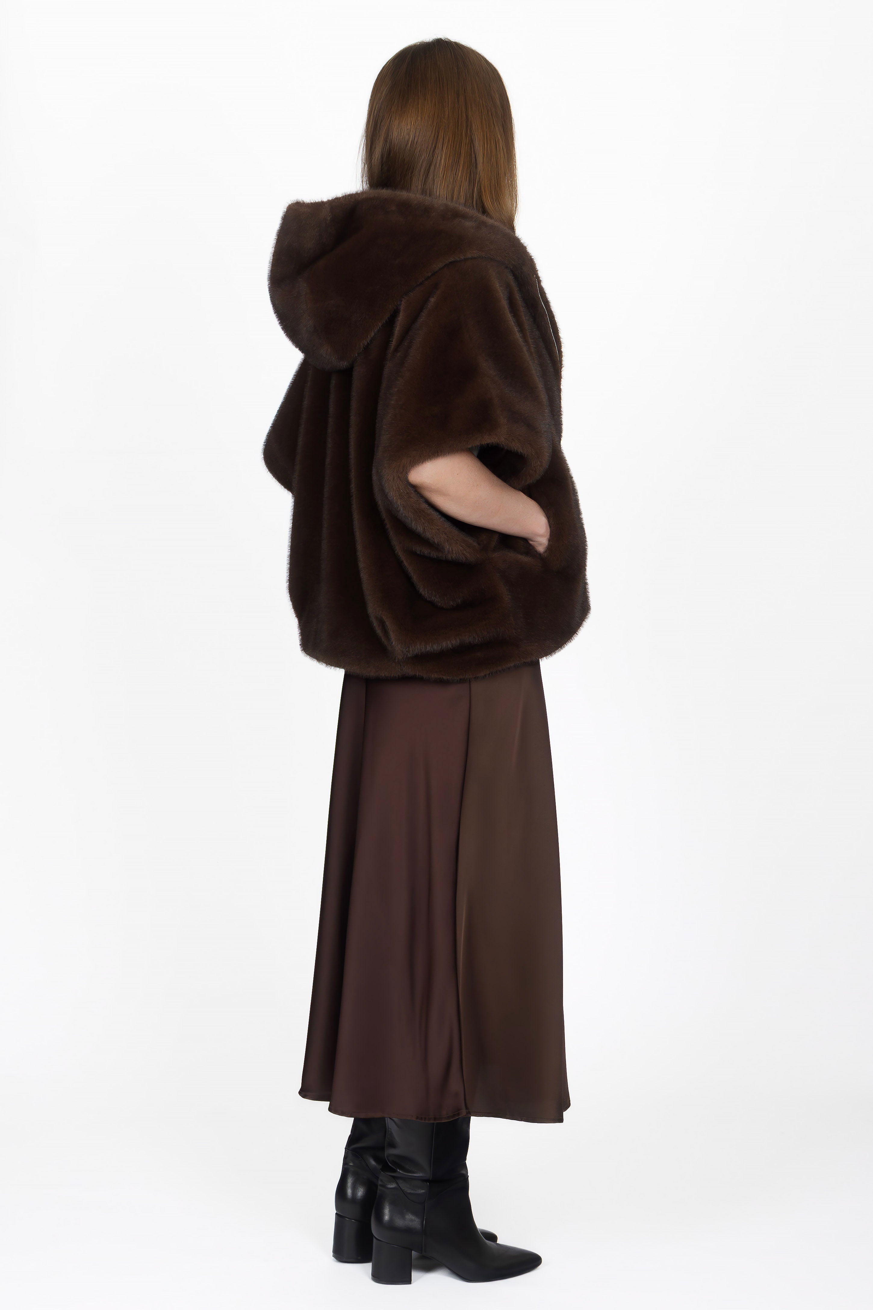 Oversized Damen-Cape in Dunkelbraun, rechte Seitenansicht.