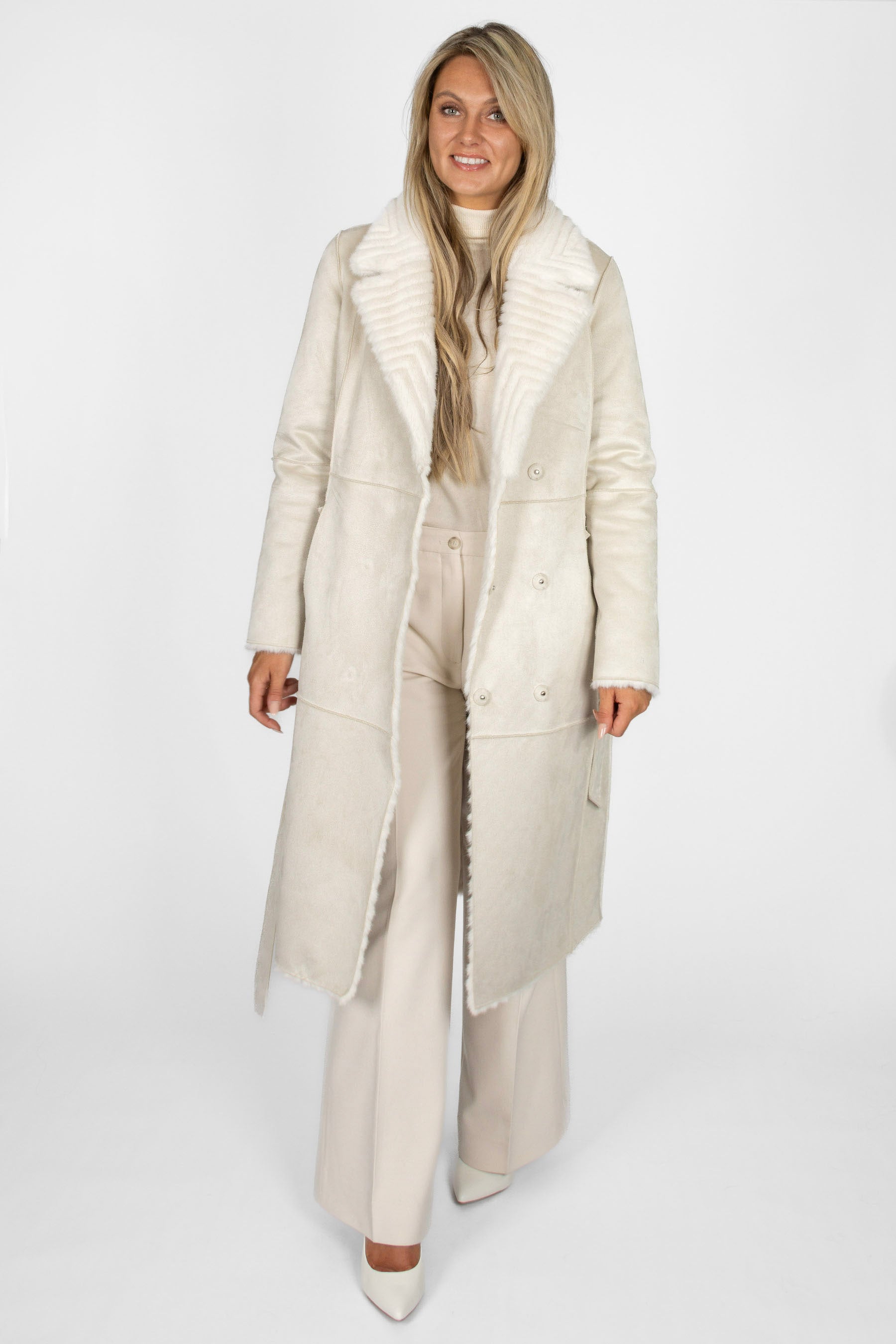 Trenchcoat Damen in Ecru, Lammfellimitat mit Gürtel, Vorderansicht