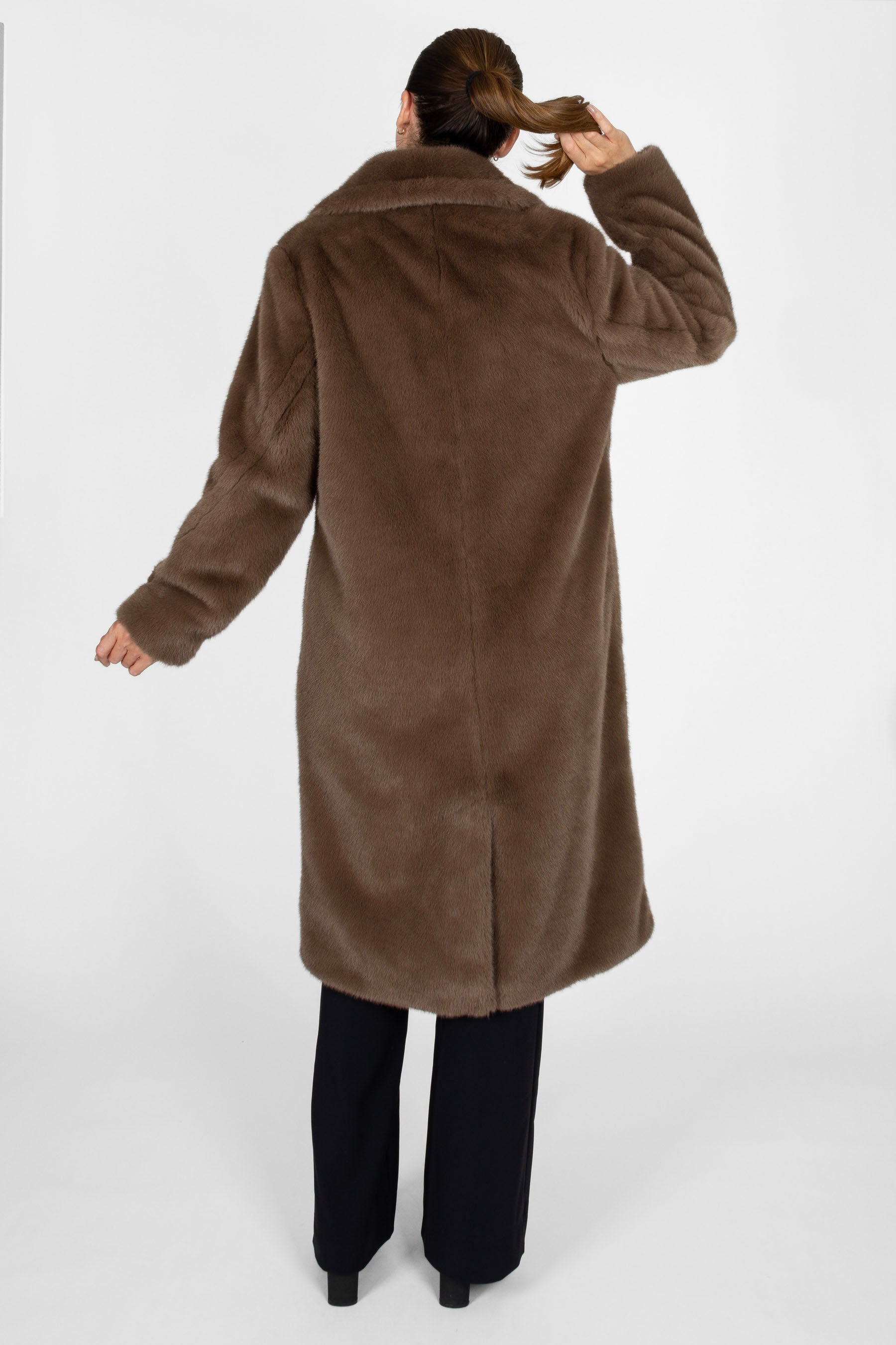 Rückansicht langer Blazermantel Damen Braun aus Faux Fur, 112 cm