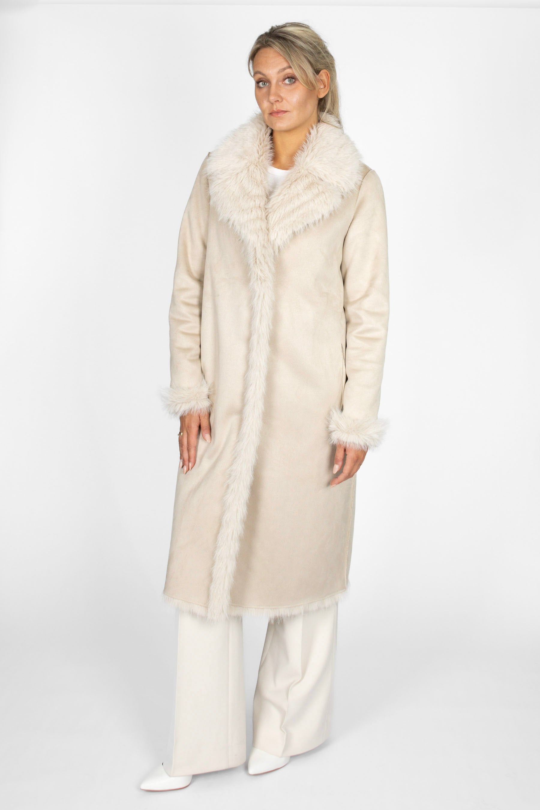 Damen Blazermantel in Ecru aus langhaarigem Faux Fur, Vorderansicht, 110 cm