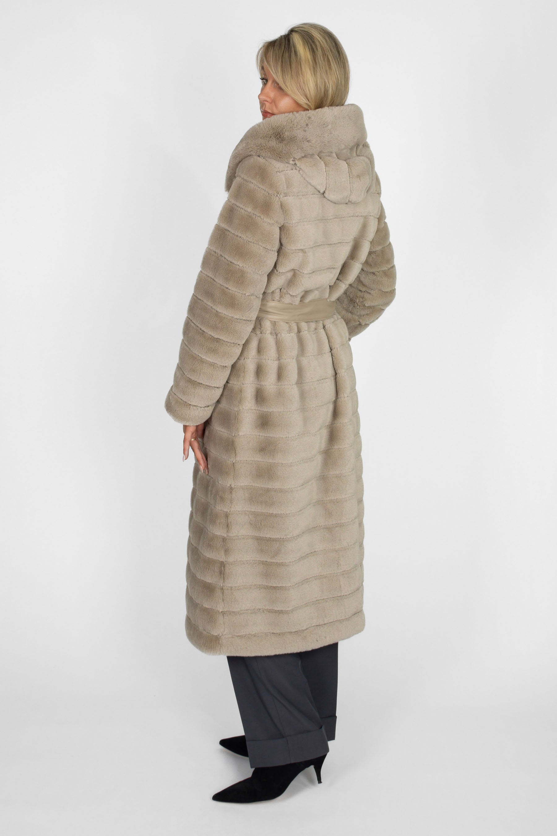 Langer Faux-Fur Fellmantel Damen in Champagne mit Kapuze, A-Linie, 120 cm, mit Gürtel und Pelzhaken, Seitenansicht