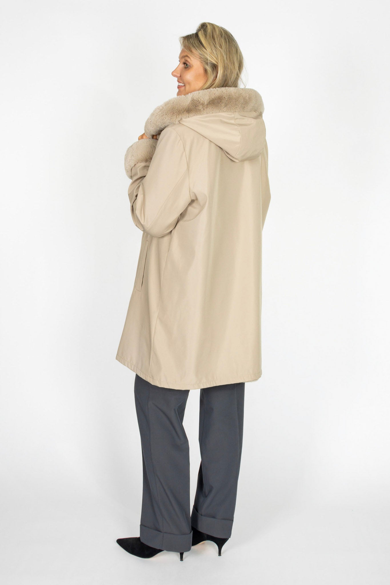 Damenmantel aus Faux Fur in Champagne, 95 cm, Seitenansicht