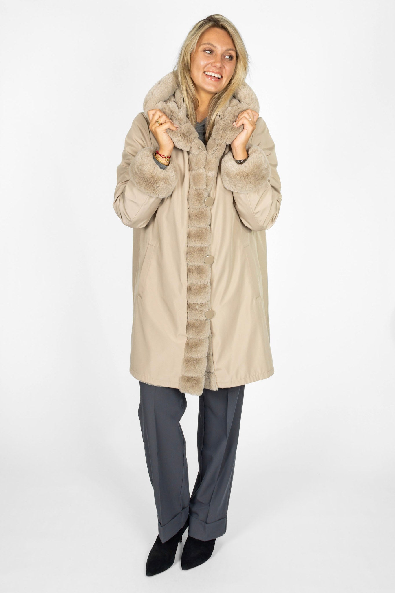 Damenmantel aus Faux Fur in Beige, 95 cm, Vorderansicht
