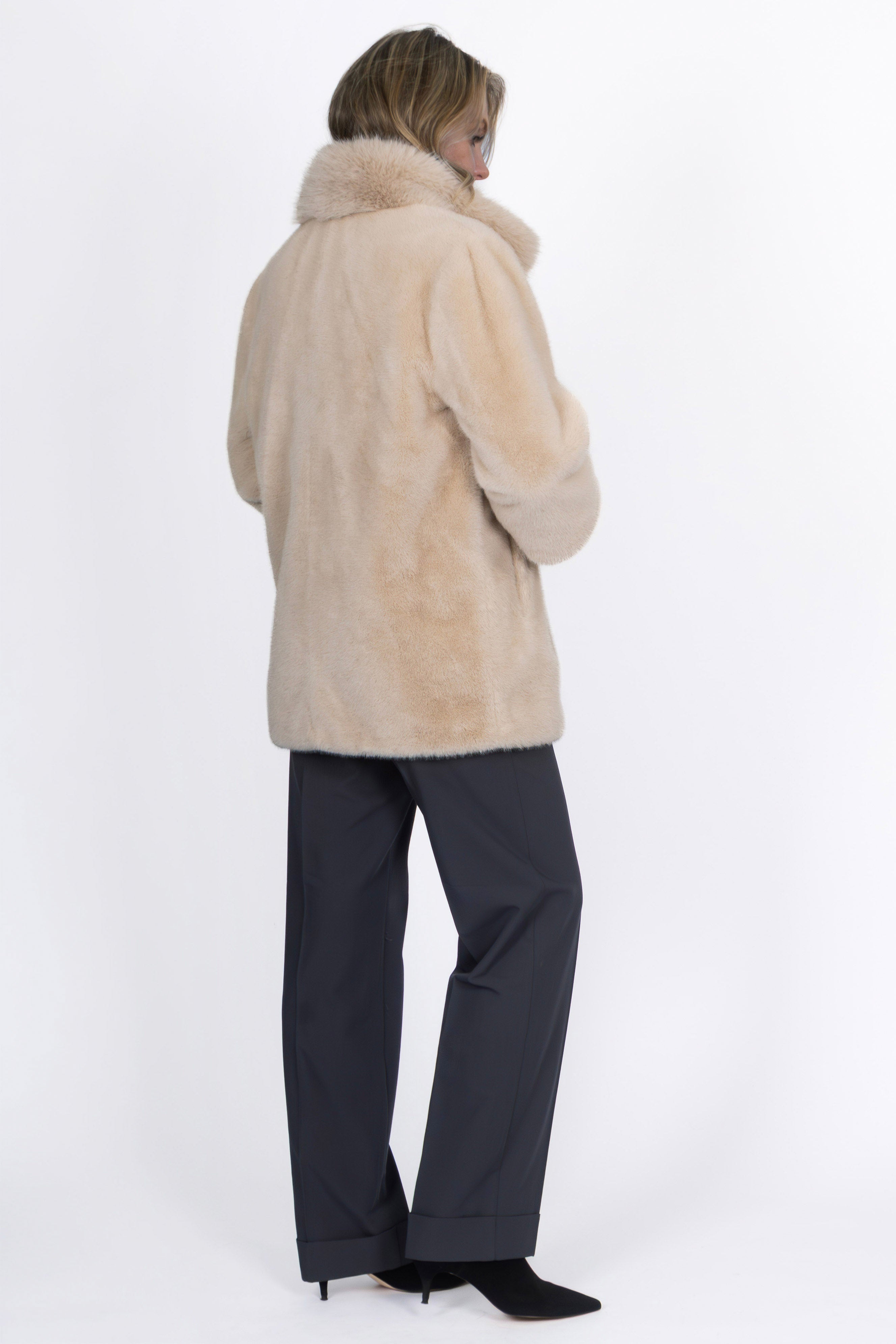 Model trägt die Damenjacke in Nerz-Optik von der rechten Seite.