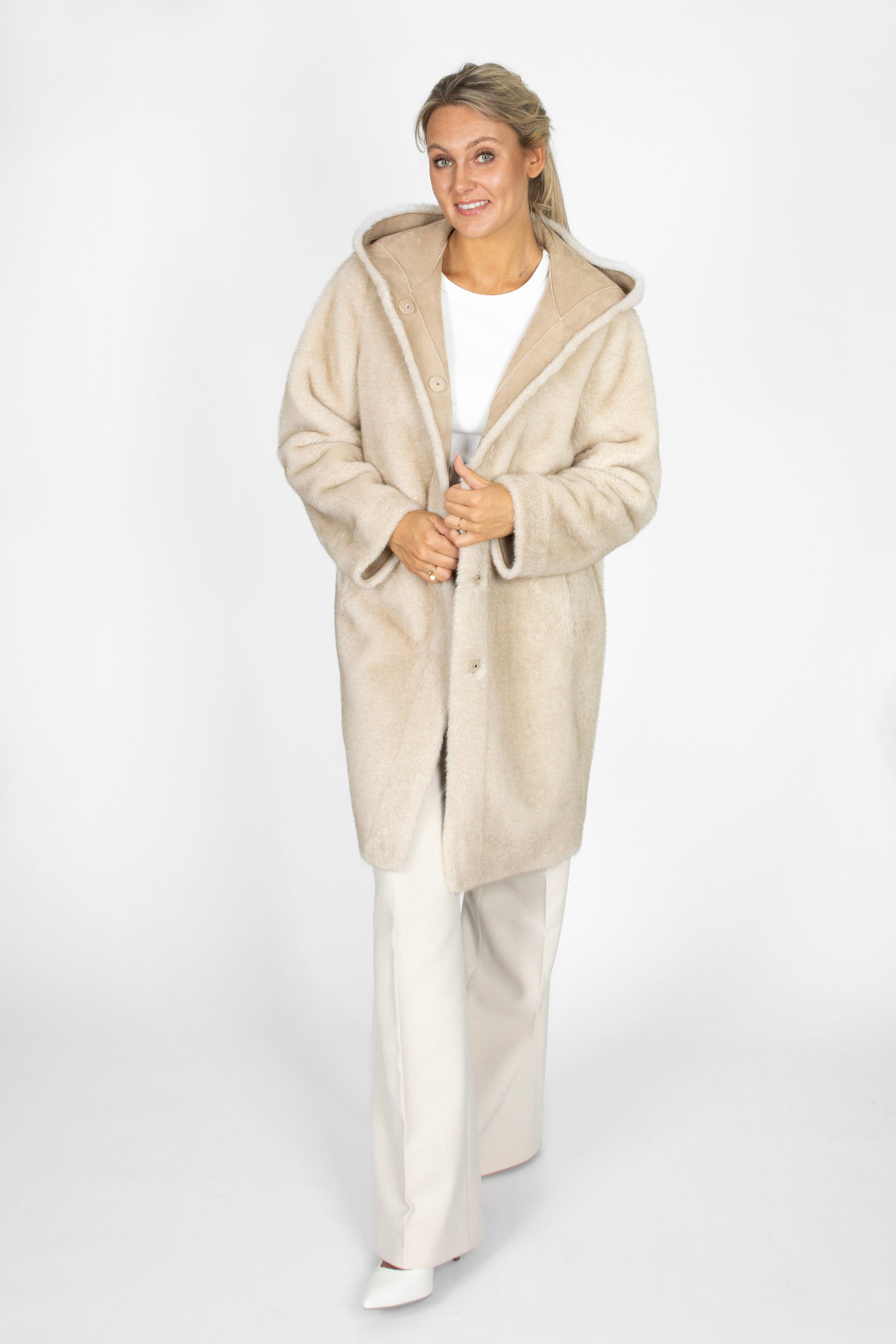 Eleganter Kunstfell Parka in Ecru mit Fake Lammy Optik, Frontansicht