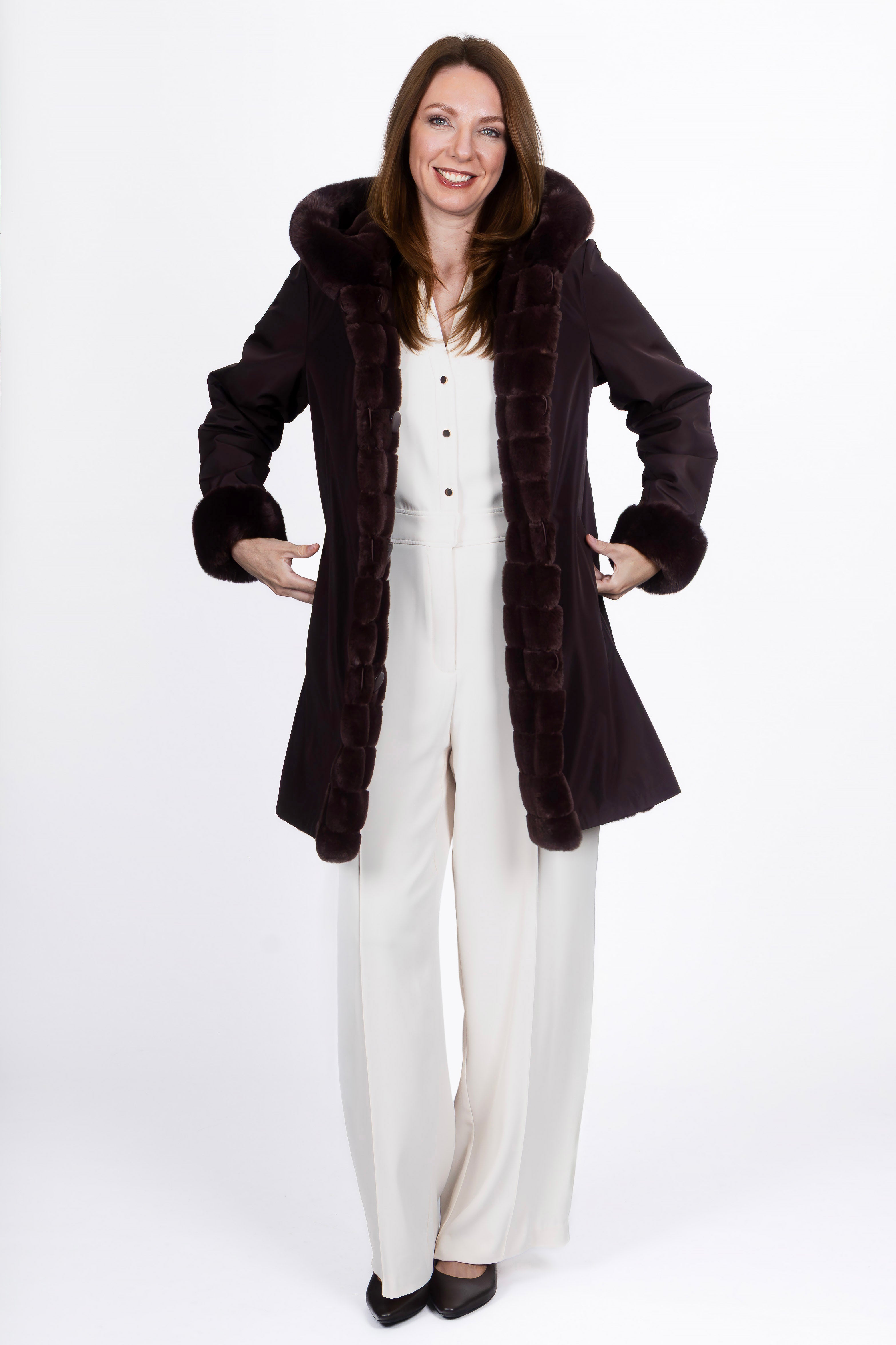 Wintermantel mit Teddyfell und Schlingenverschluss in Dunkel Aubergine.