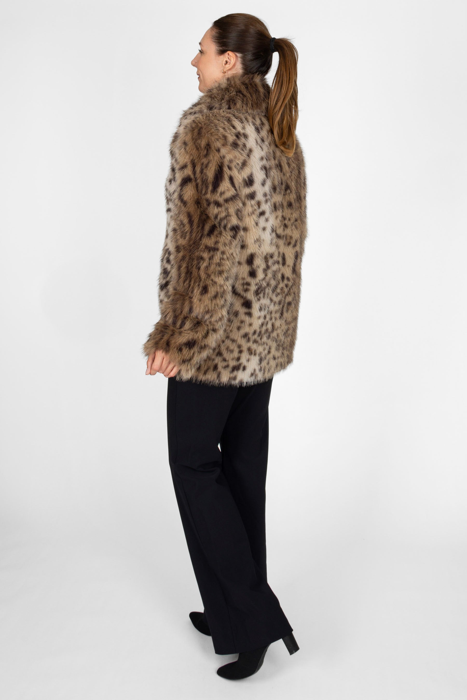 Faux Fur Jacke Damen mit Pelzhakenverschluss im Brown Animal Design, Profilansicht