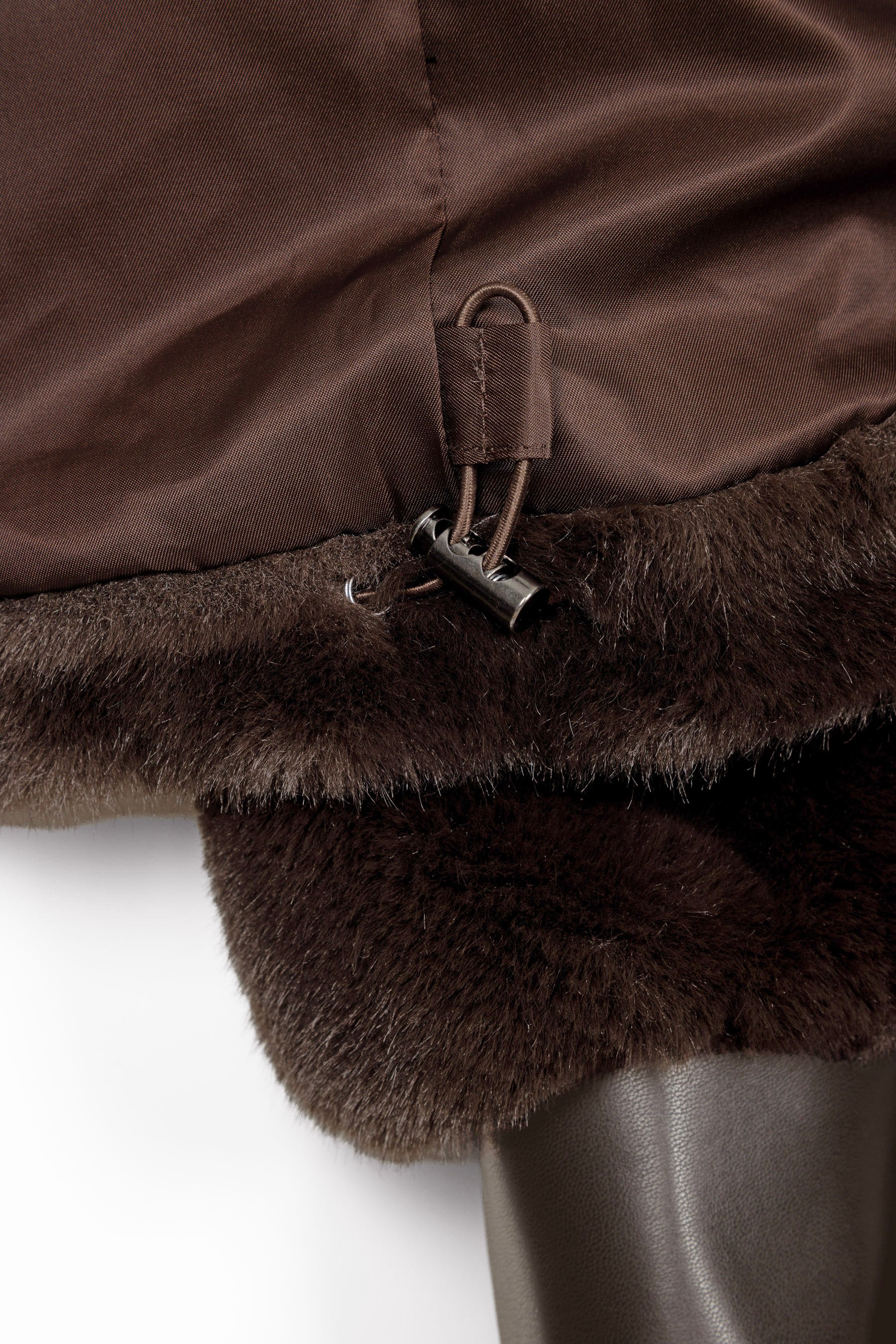Detailaufnahme des Reißverschlusses und Farbverlaufs der Nerzoptik Jacke Braun