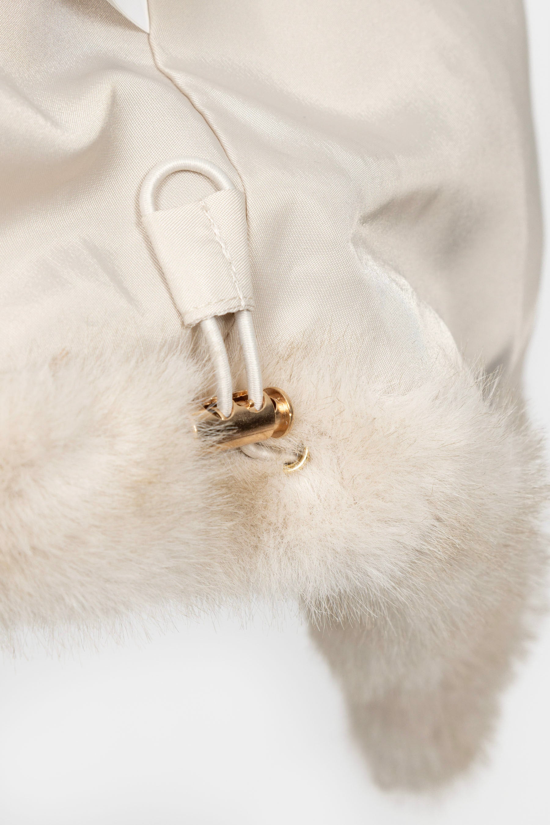 Detailaufnahme des Reißverschlusses und Farbverlaufs der Nerzoptik Jacke Ecru