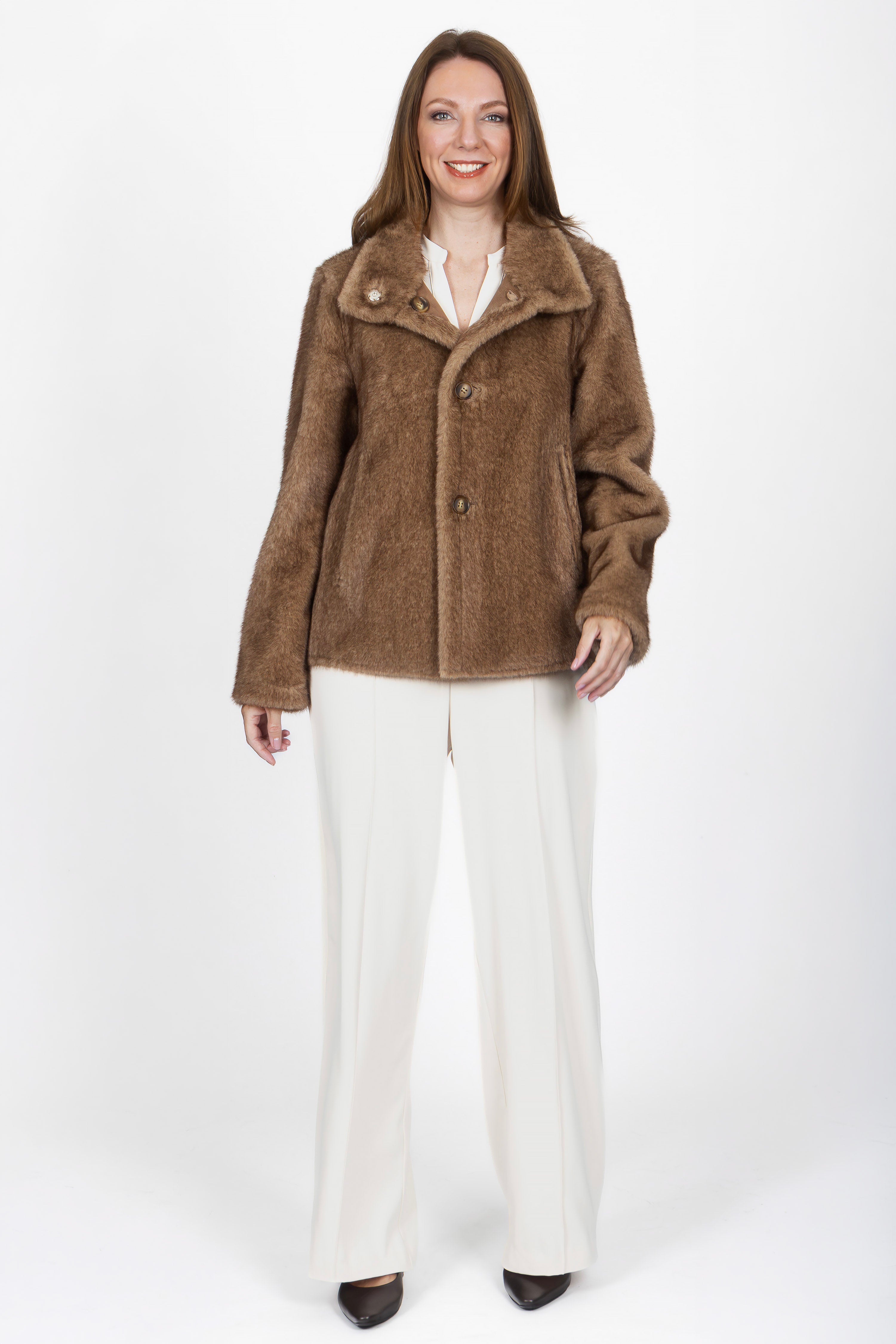 Kurze Damen-Wendejacke mit eleganter Nerz-Optik in Dunkelbraun, Vorderansicht