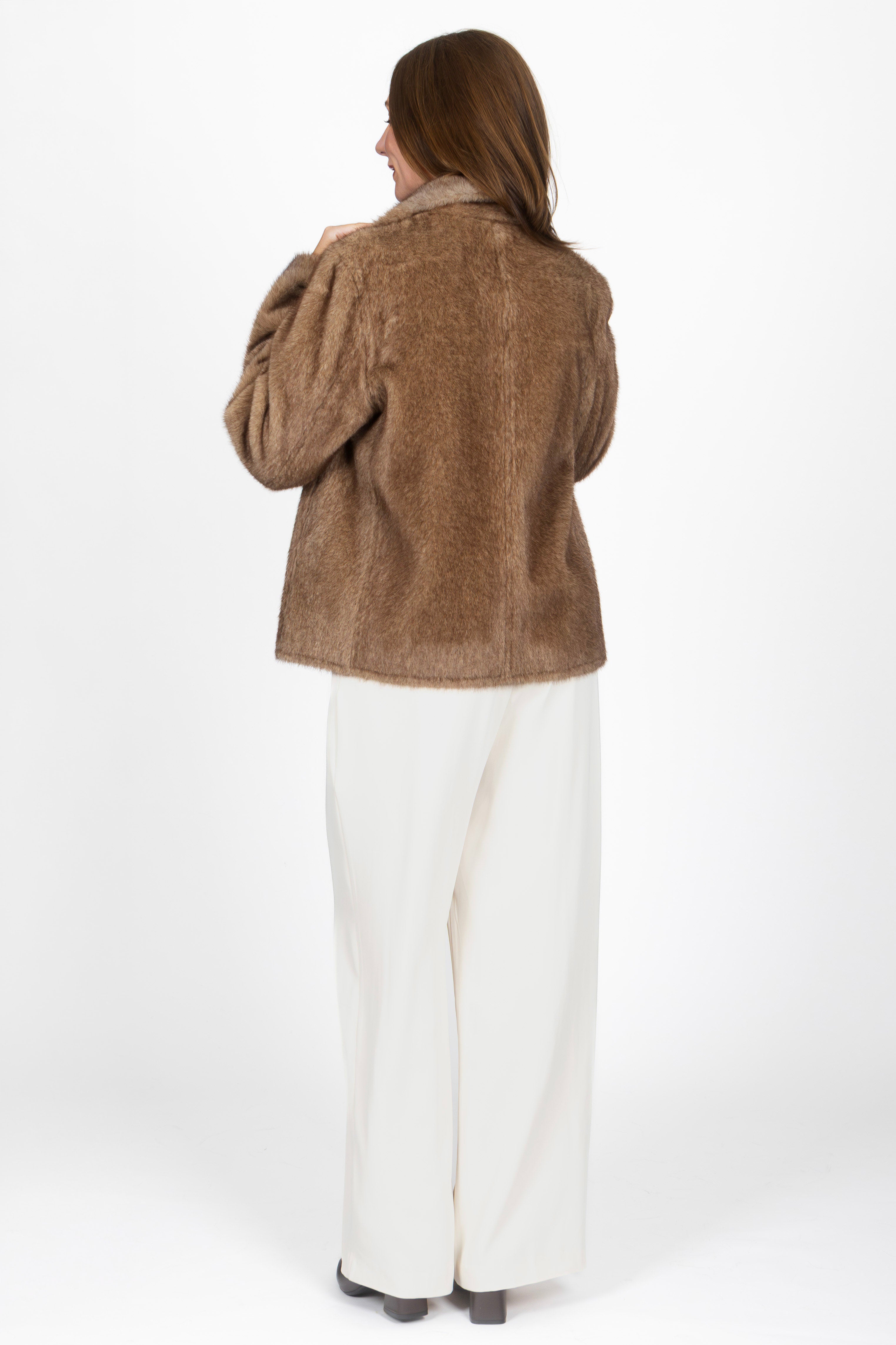 Kurze Damen-Wendejacke mit Nerz-Optik in Dunkelbraun, Rückansicht