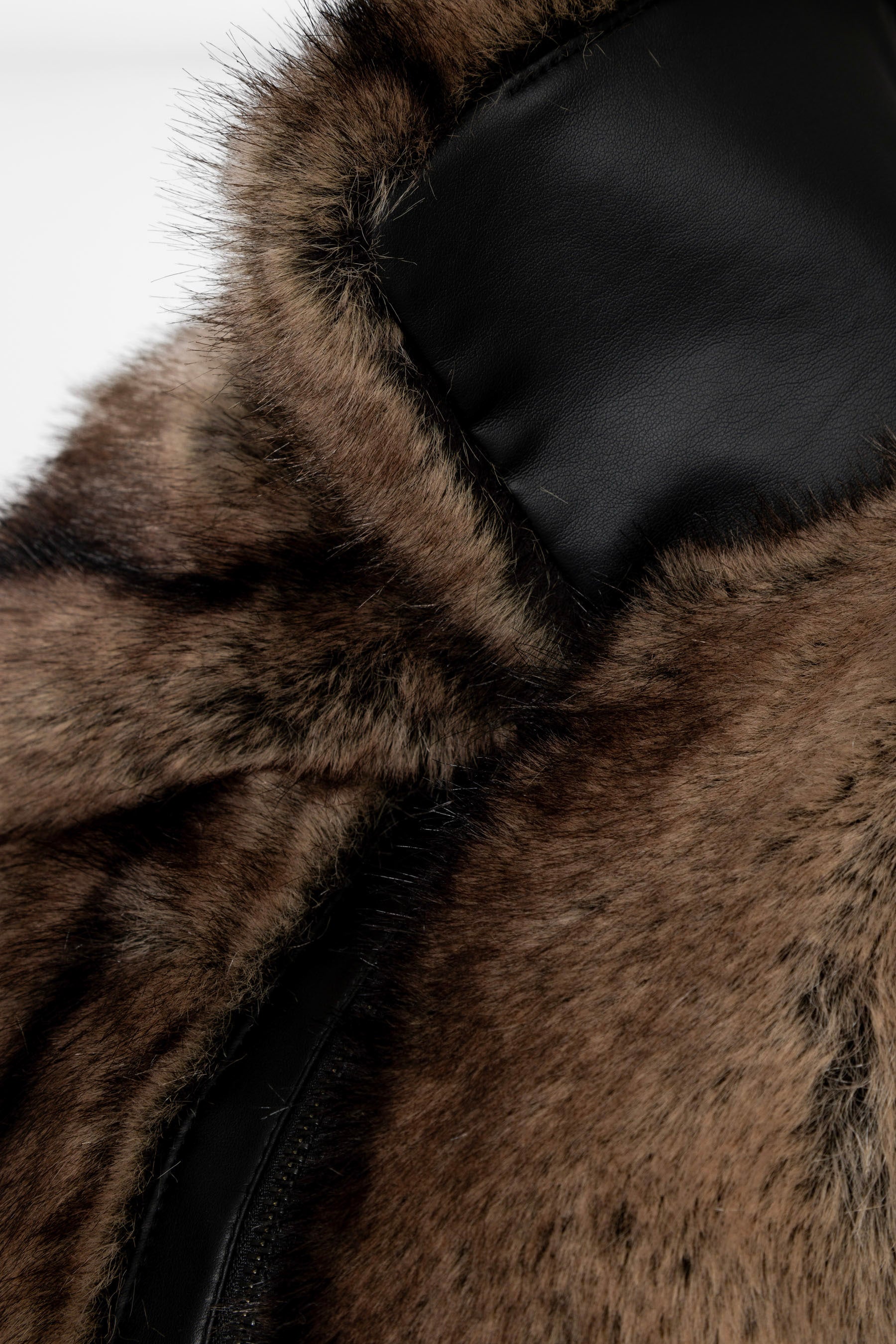 Detailaufnahme der Eco-Lederbündchen und des Reißverschlusses beim Blouson Mixed Brown