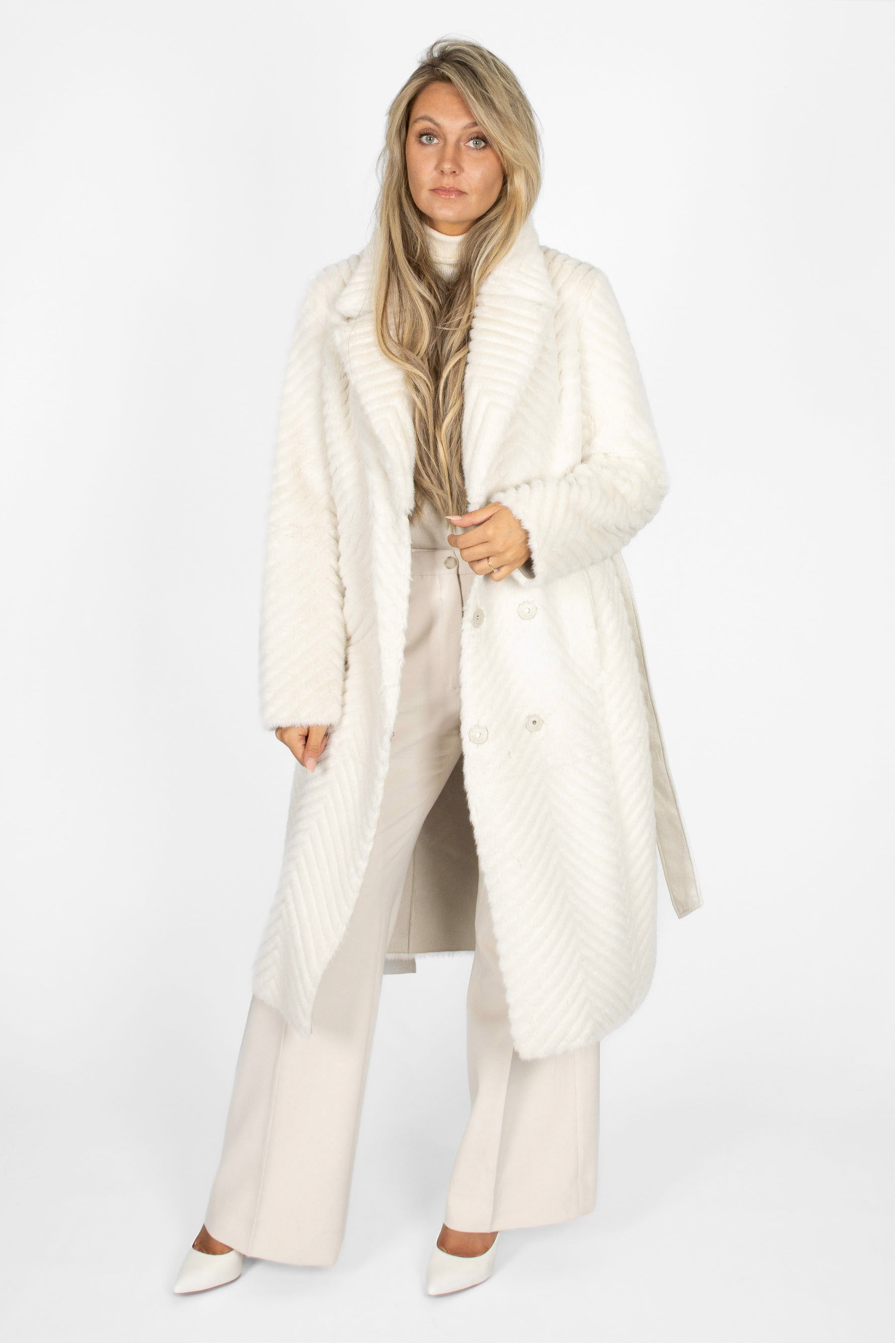 Langer Damen-Trenchcoat Ecru, wendbar mit Gürtel und Reliefstruktur, Vorderansicht