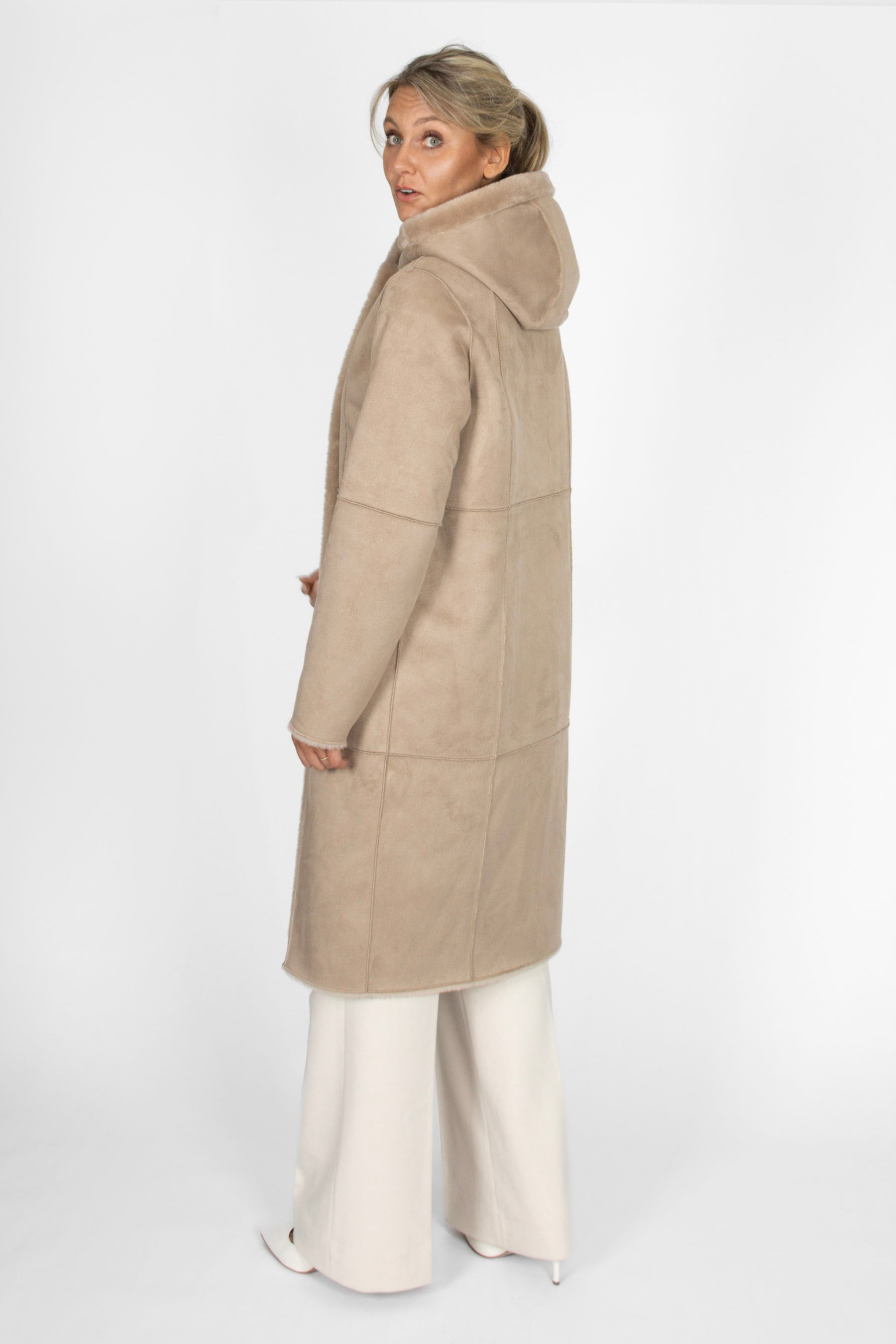 Wendeparka in Beige, Seitenansicht mit Kapuze und gerader Passform